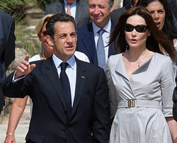 Украдены интимные фотографии жены президента Франции 