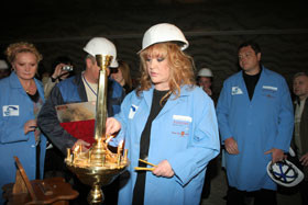 Пугачева в Украине спустилась в шахту, исповедалась и проигралась в казино ФОТО