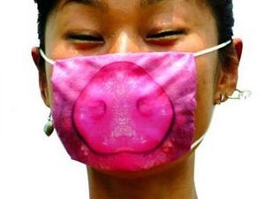 В Японии сделали гламурные маски от свиного гриппа 