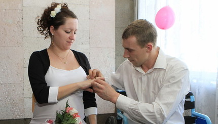Раненый боец АТО сыграл свадьбу в днепропетровской больнице