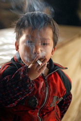 Китайцев заставляют курить для поддержания экономики 