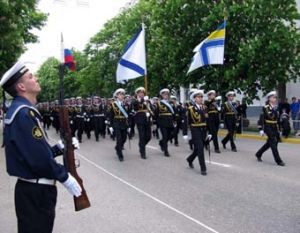 В этом году военный парад был только в Севастополе  ФОТО