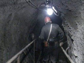 Трое донецких шахтеров уже неделю находятся под землей   
