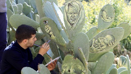 Художник превратил листья кактуса в потрясающие картины