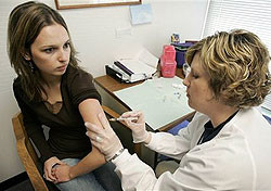 Российские медики проверят вакцину от свиного гриппа на себе 