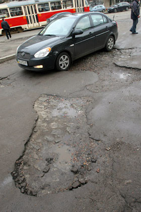 В Киеве подлатают дороги 