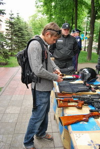 Милиционеры раздавали оружие прохожим 