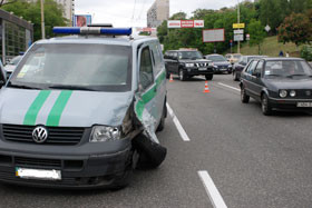 Пьяный водитель инкассаторской машины разбил дорогой «Мерседес» 