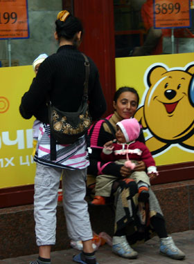 Попрошайки с детьми заполонили улицы и метро, несмотря на запрет 