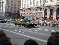 Президент приказал провести военный парад 