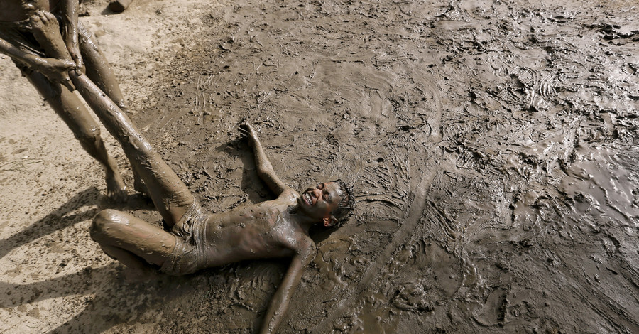 Дети нашли способ охладиться в жаркий день