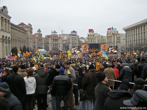 В столицу едут десятки автобусов с людьми из Донецка и Львова 