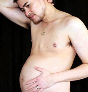 Американский рэпер-мужчина показал фото со своей беременной фотосессии