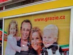 Супермаркет без спросу использовал фотографию семьи в своей рекламе ФОТО