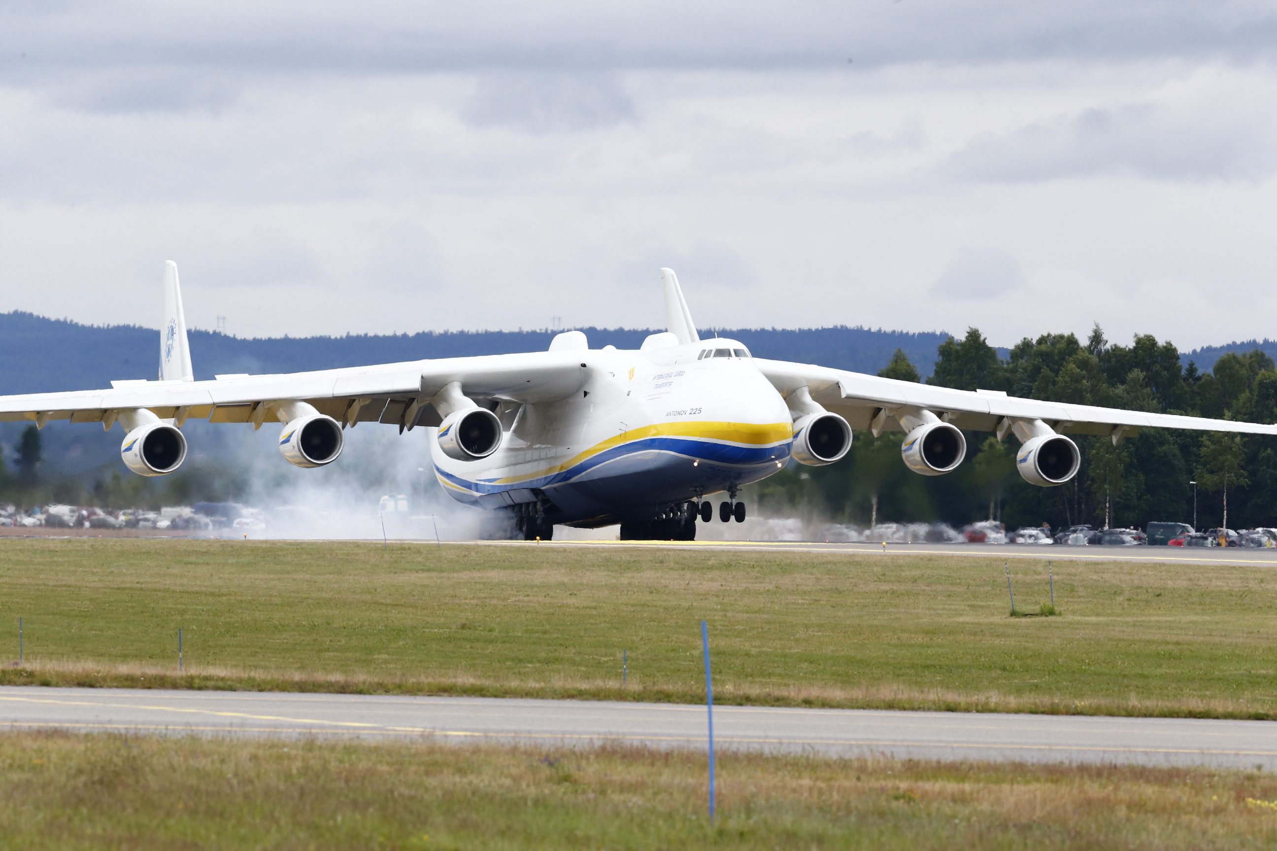 Известные самолеты. АН-225 аэропорт Антонов. An 225 Antonov landing. АН 225 посадка. АН 225 Мрия взорвали.