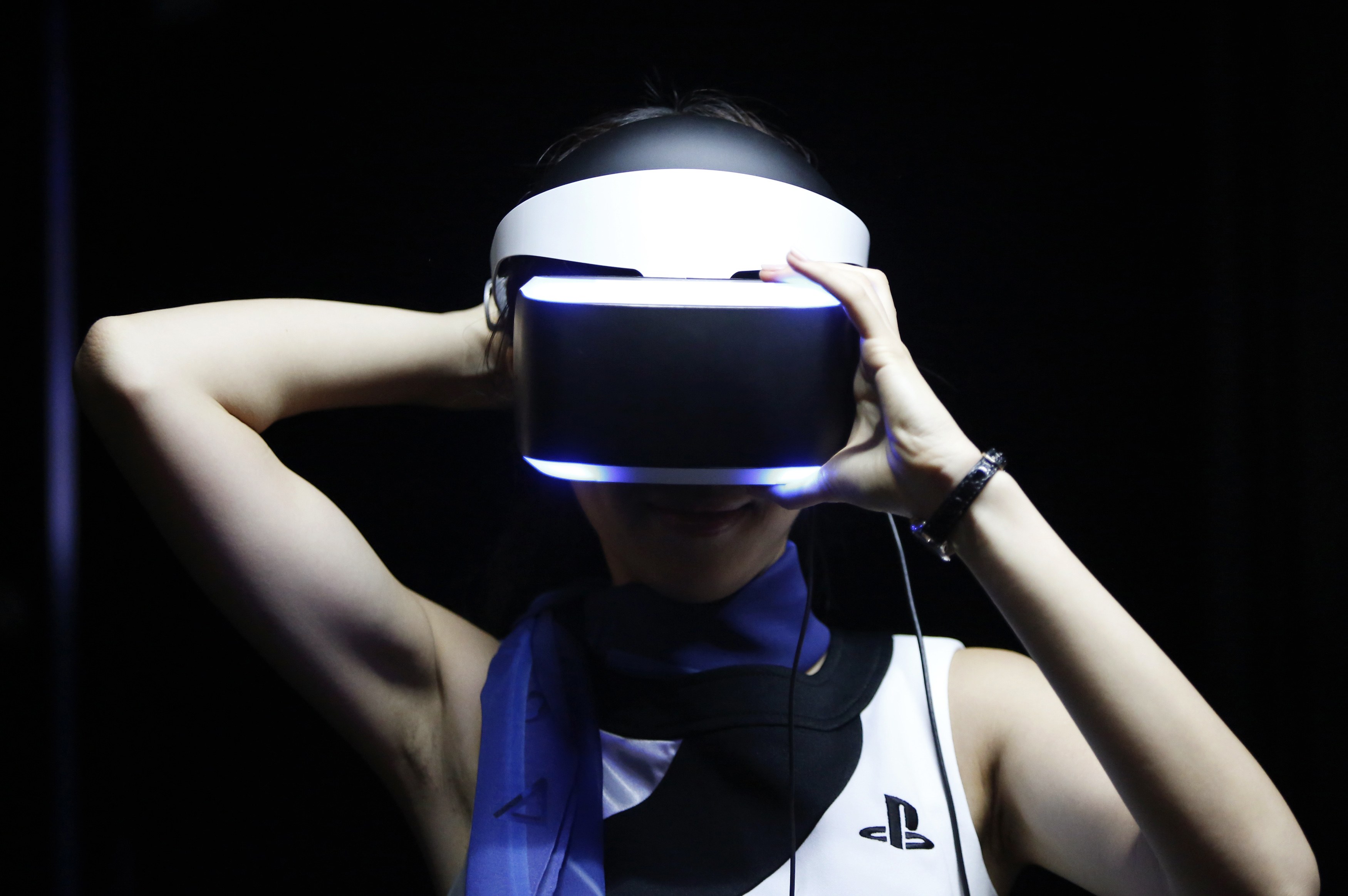 Виртуальная реальность девушки. Шлем Sony PLAYSTATION VR. Шлем виртуальной реальности PLAYSTATION vr2. Шлем VR Sony PLAYSTATION vr2. ВР очки сони плейстейшн.