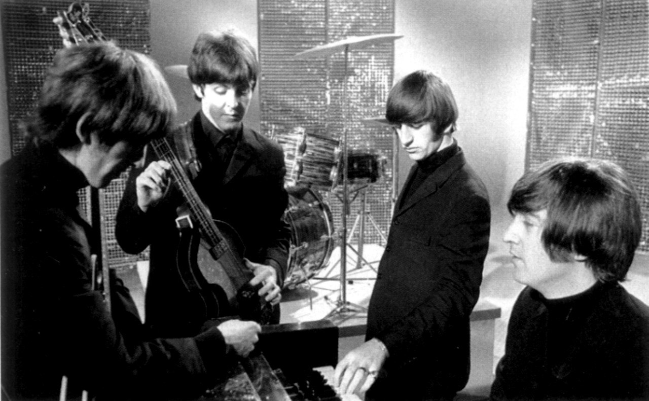 Сперва молодых. Группа the Beatles 60х. The Beatles 1965. Джон Леннон Rubber Soul. Rubber Soul (1965).