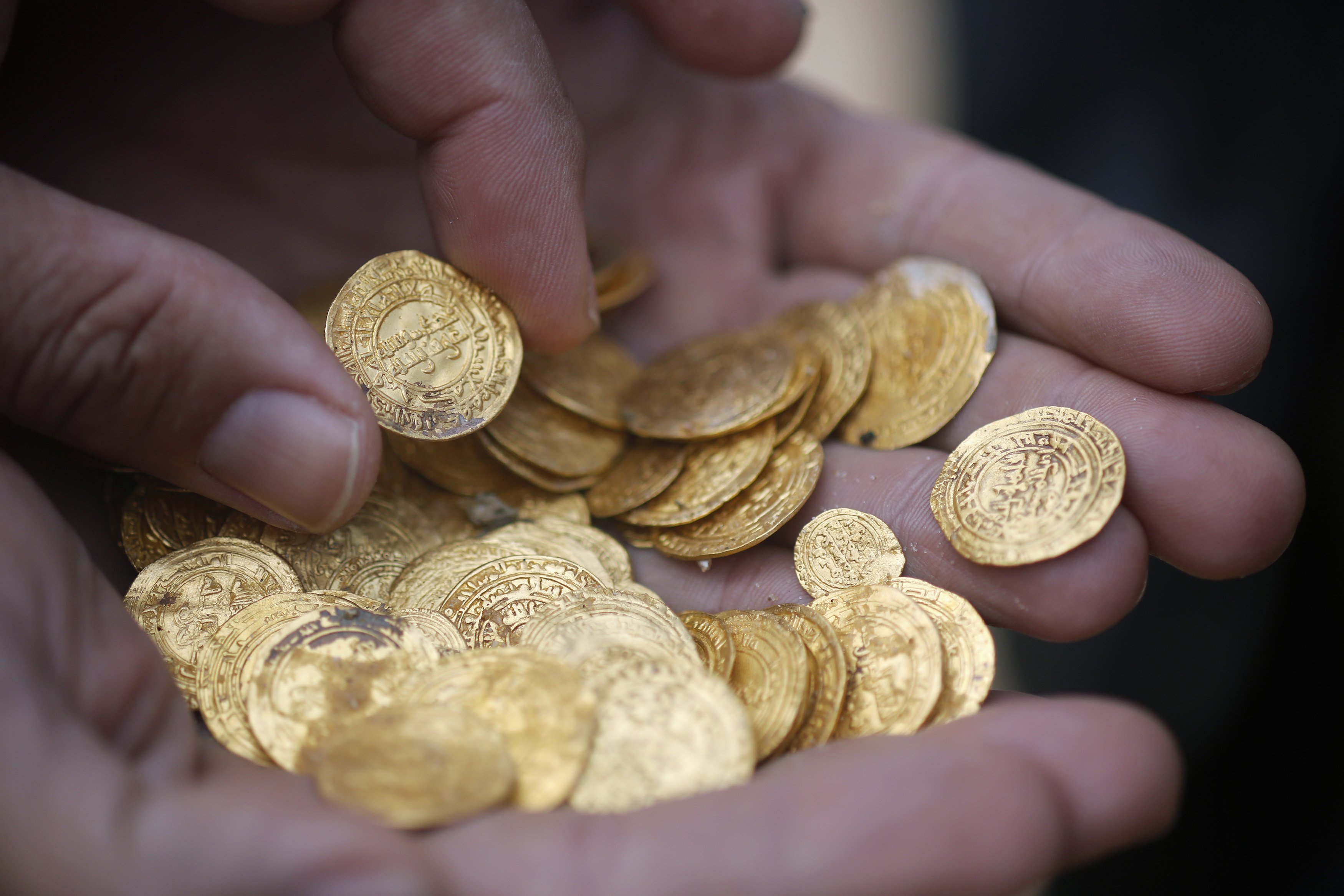 Обнаружили золотистый. Клад золотых монет Николая 2. Монета Золотая. Нашел золотую монету. Золотые монеты древности.