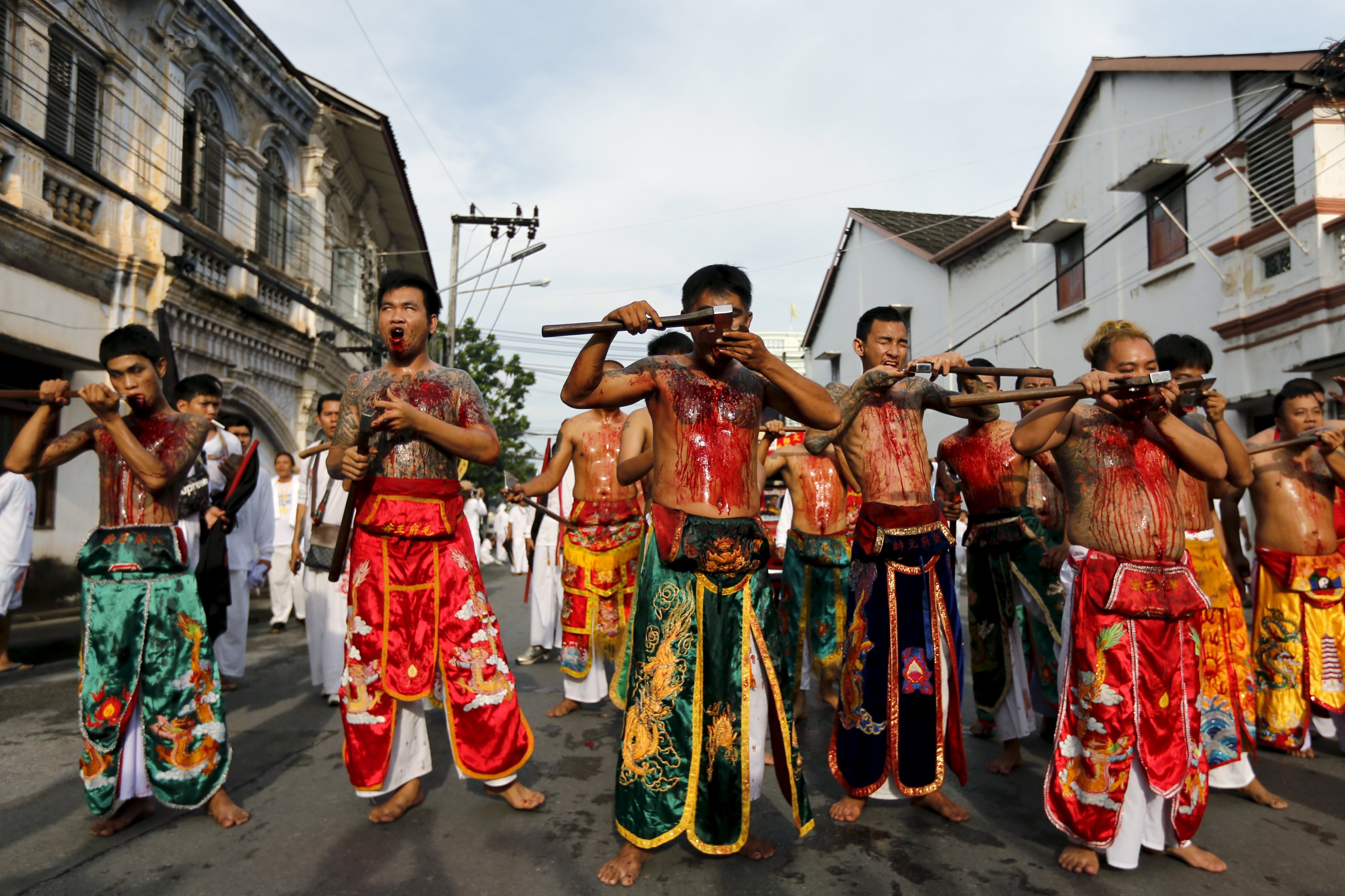 Festival phuket. Вегетарианский фестиваль Таиланд. Фестиваль вегетарианцев в Тайланде. Вегетарианский фестиваль на Пхукете. Праздник вегетарианцев Пхукет.