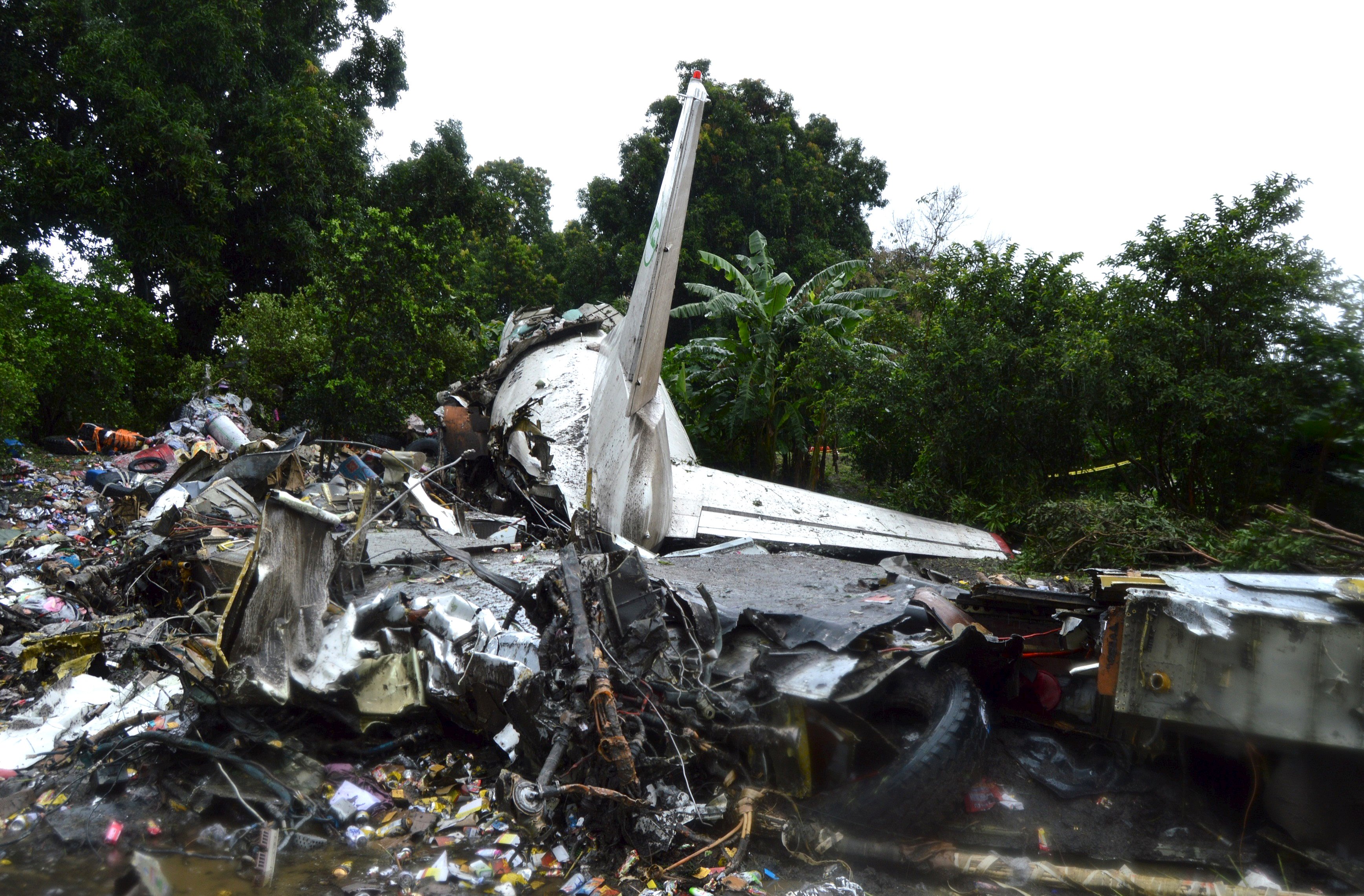 Место авиакатастрофы. АН 12 грузовой самолет. Упавший самолёт в Камбодже.