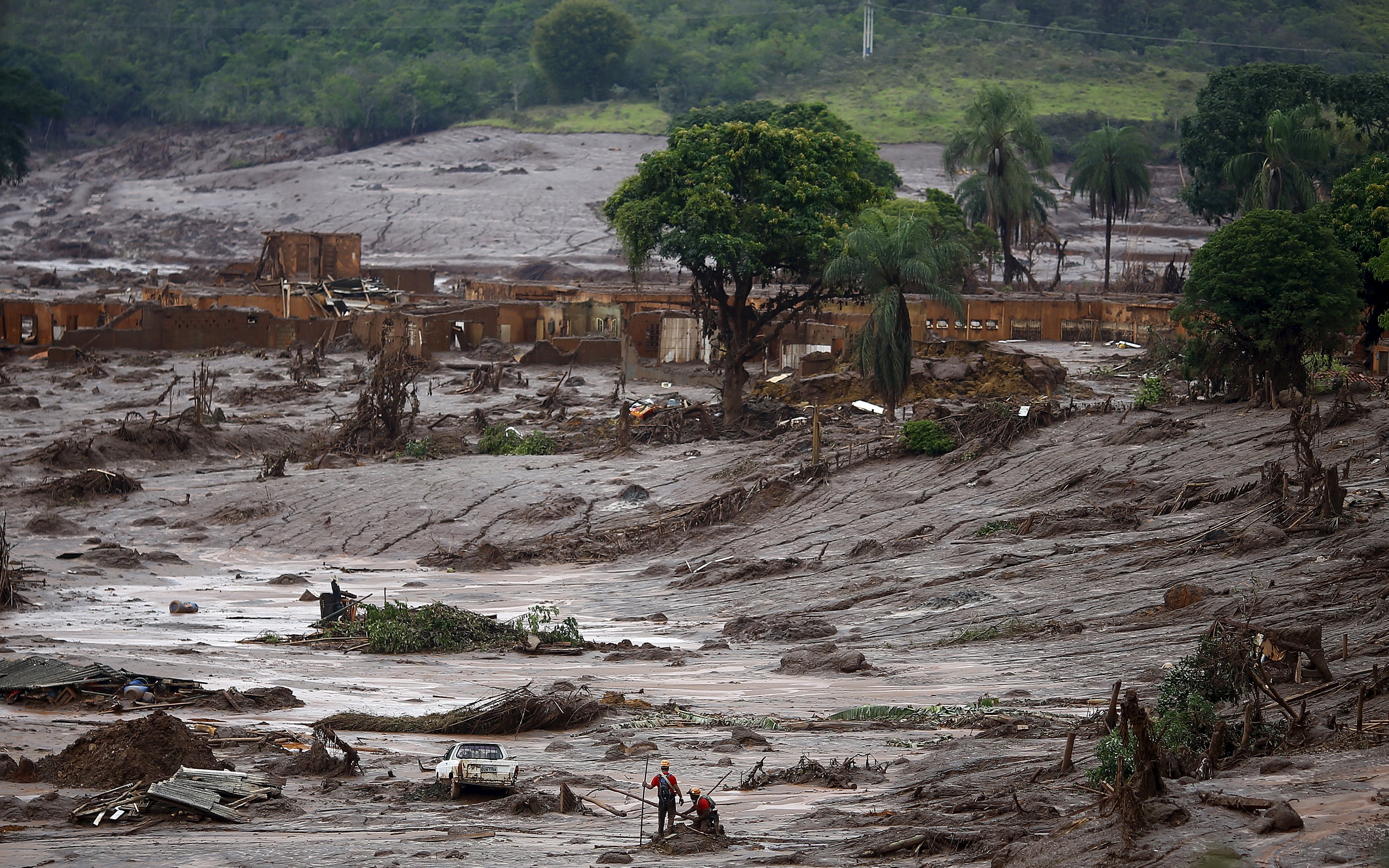 Волна прорыва и катастрофическое наводнение. Прорыв дамбы в Бразилии. Разрушение плотины. Разрушение дамбы. Катастрофические наводнения.