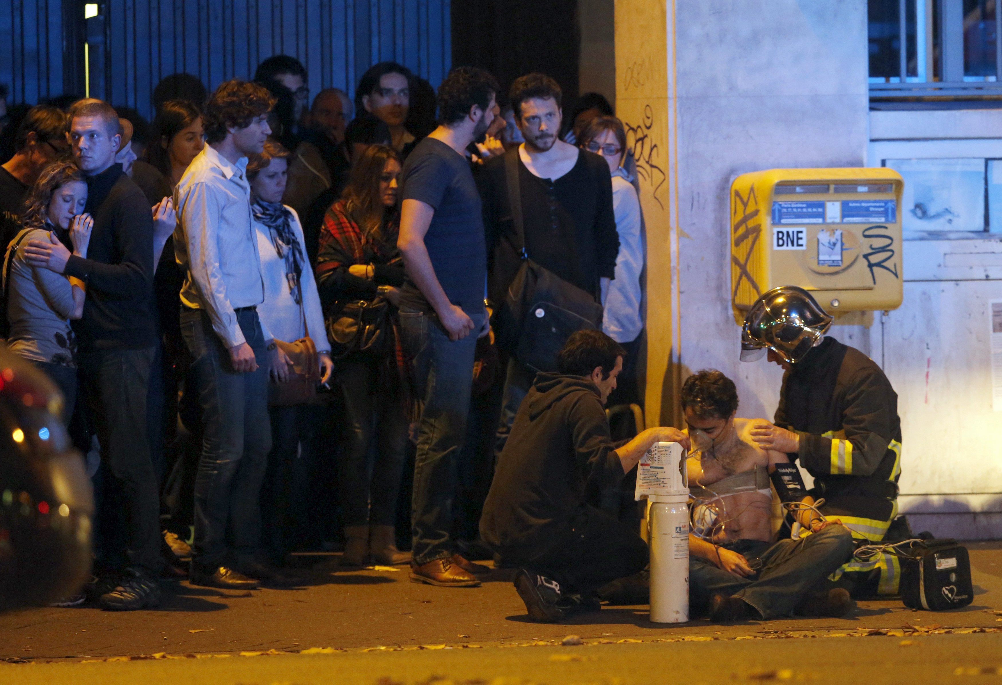 Нападение на концертный зал. 13 Ноября 2015 Франция теракт Bataclan. Театр Батаклан Париж теракт. Теракт в Париже 2015 в концертном зале Батаклан.