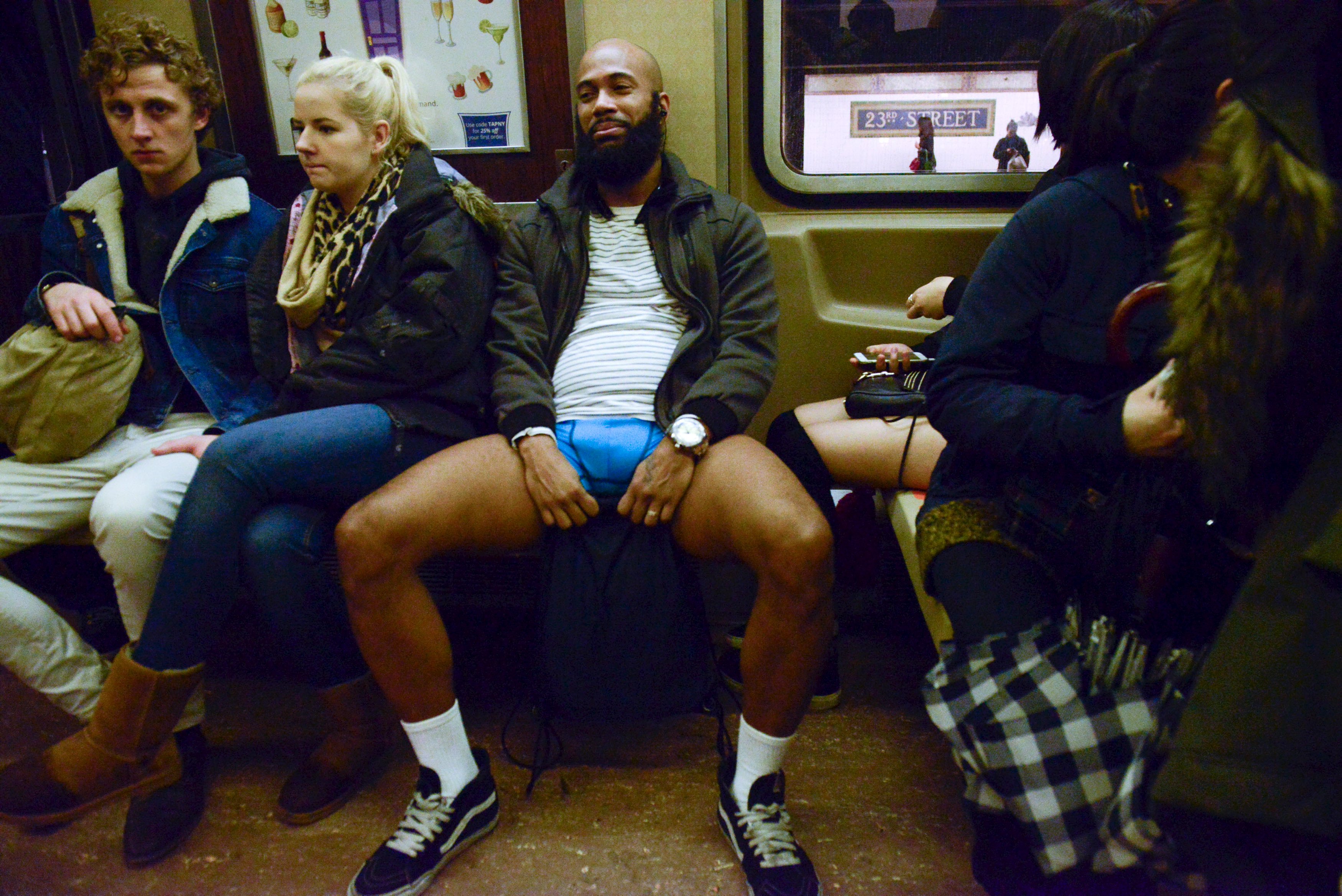 Мужчина без штанов. Без штанов в общественном транспорте. Бородатый мужик в метро. Мужик без штанов. Мужчина с расставленными ногами.