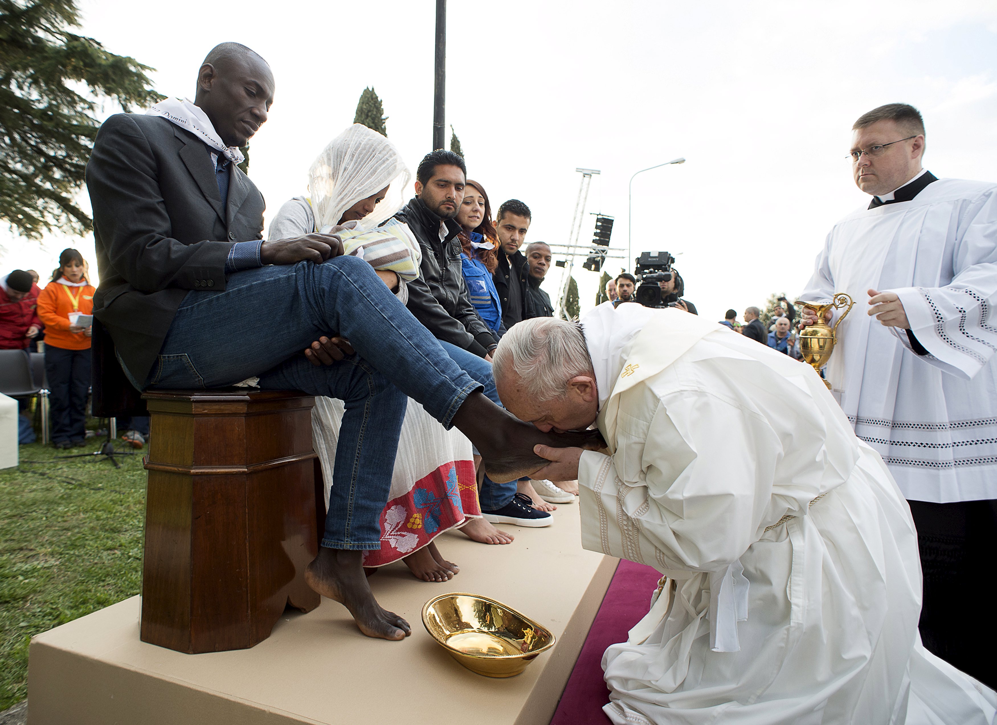 Ноги чернокожих. Папа Франциск целует ноги негру. Папа Римский моет ноги мигрантам. Папа Римский целует ноги. Папа Римский Франциск целует ноги.