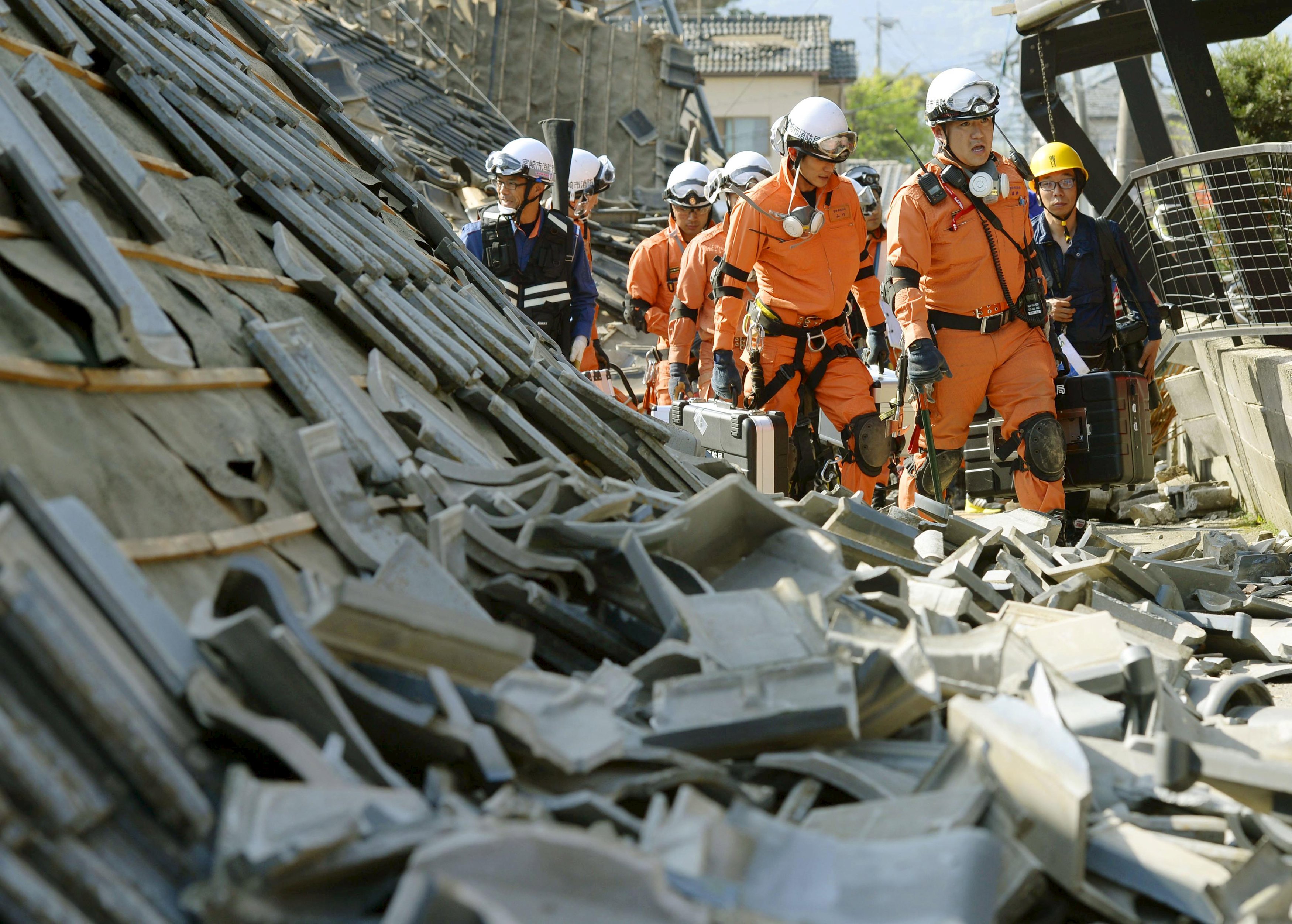 Япония сколько погибло. Землетрясение в Японии. Землетрясение в Японии фото. Японские спасатели. Наши спасатели в Японии.