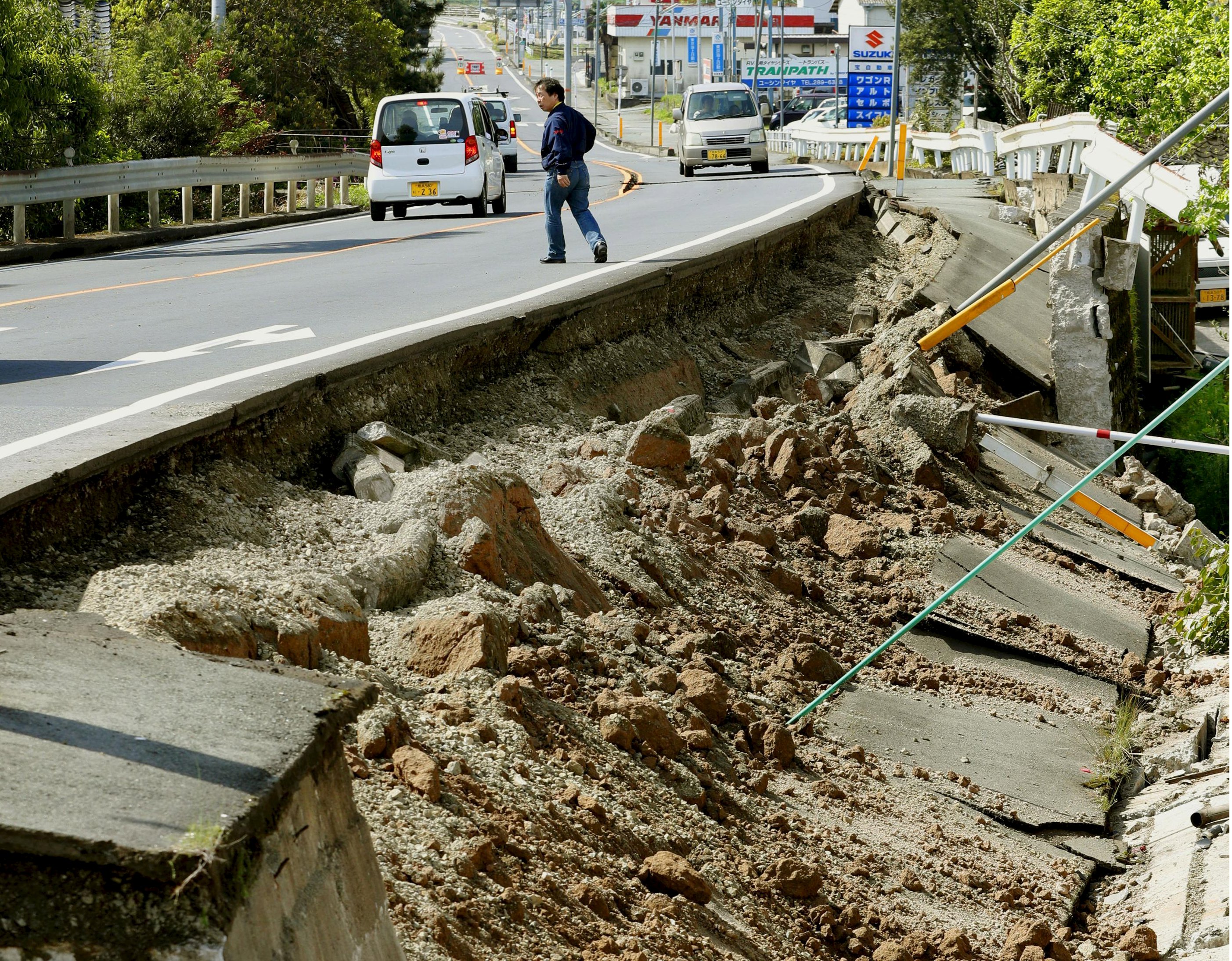 Япония землетрясение сегодня последние. Землетрясение в Японии. Японские дороги после землетрясения. Дорога после землетрясения. Дорога в Японии после землетрясения.