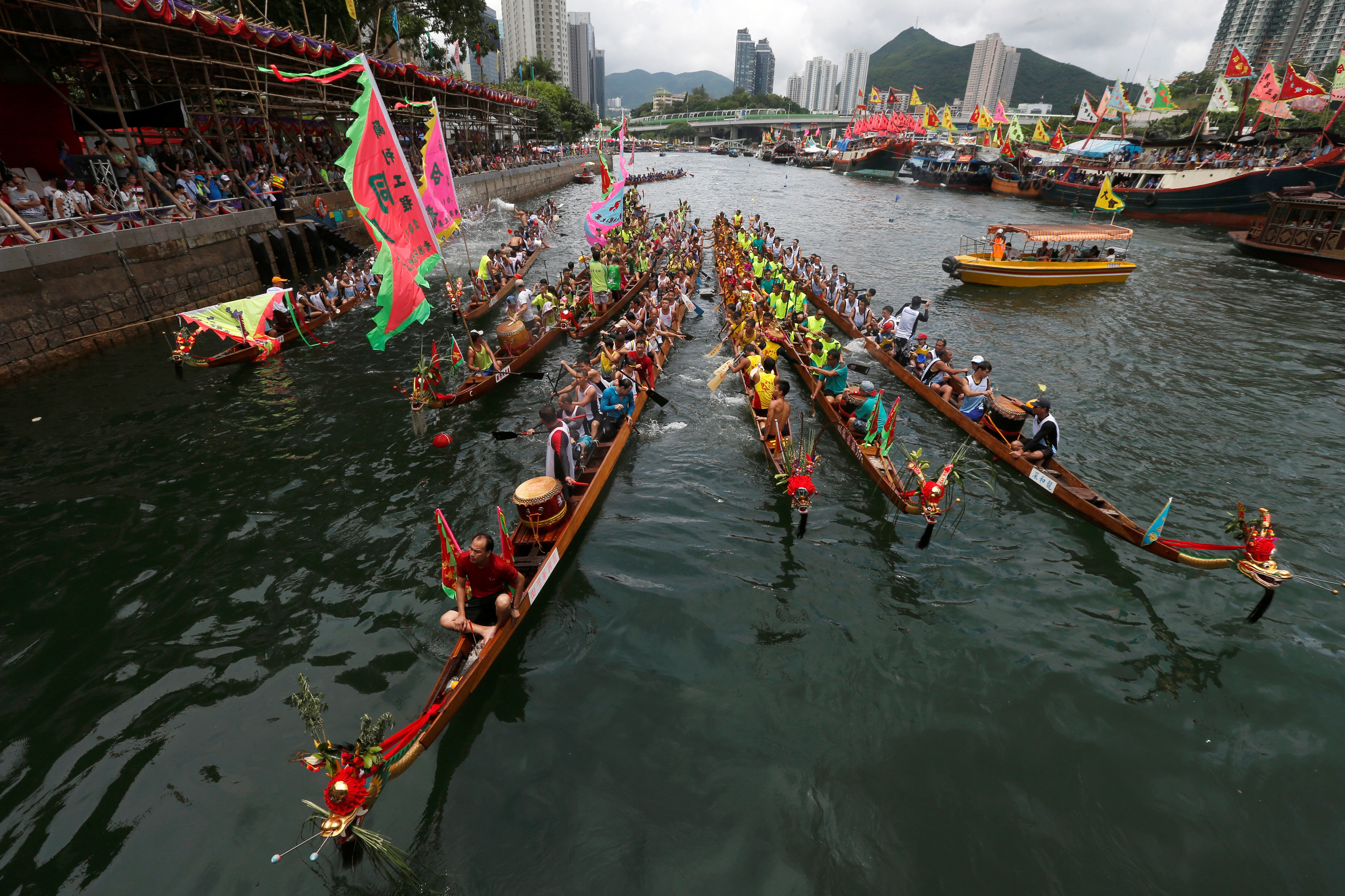 Dragon boat festival holiday. Дуаньу праздник драконьих лодок. Праздник драконьих лодок в Китае. Фестиваль драконьих лодок в Китае. Фестиваль лодок драконов в Китае.