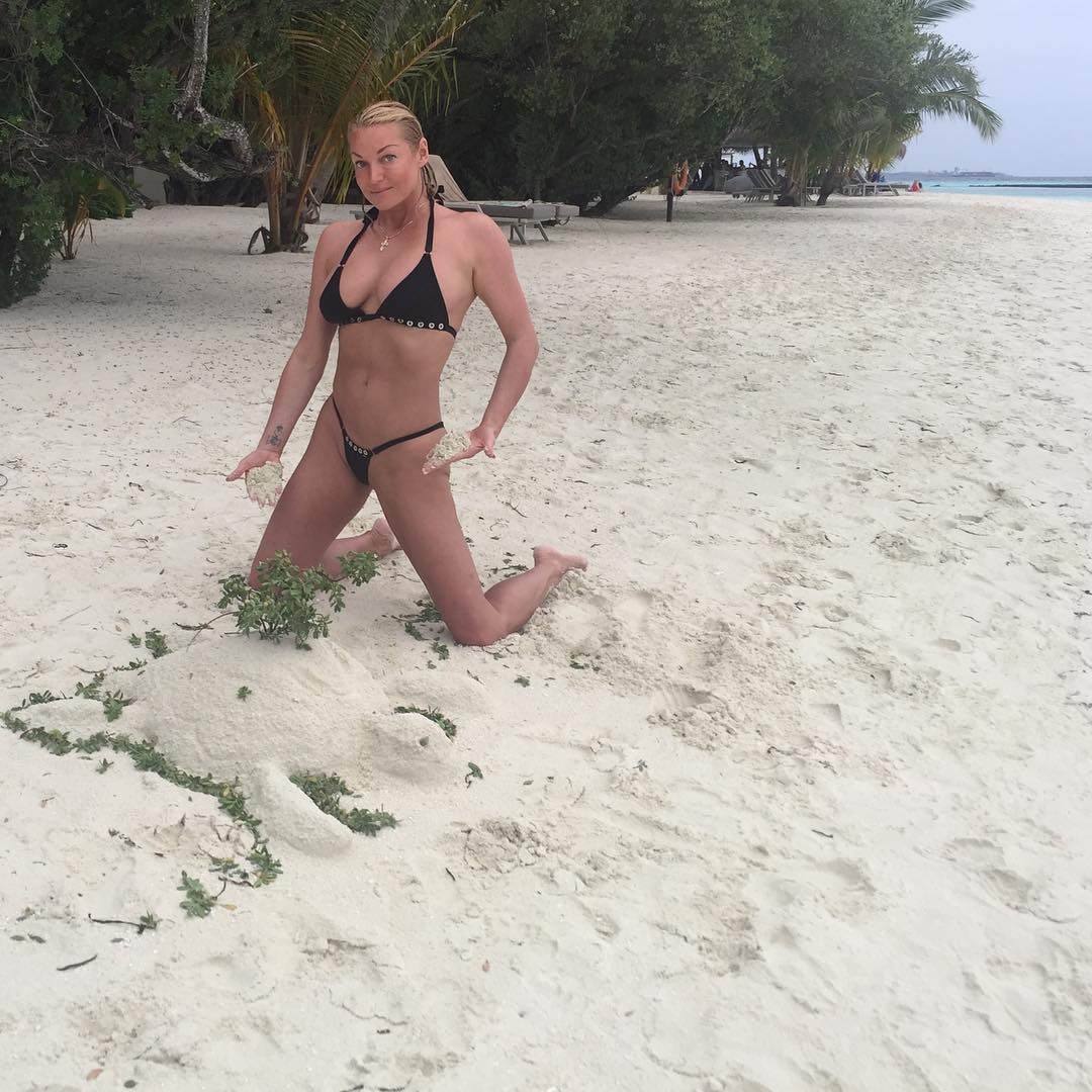 Как выглядят девушки на пляже без купальника