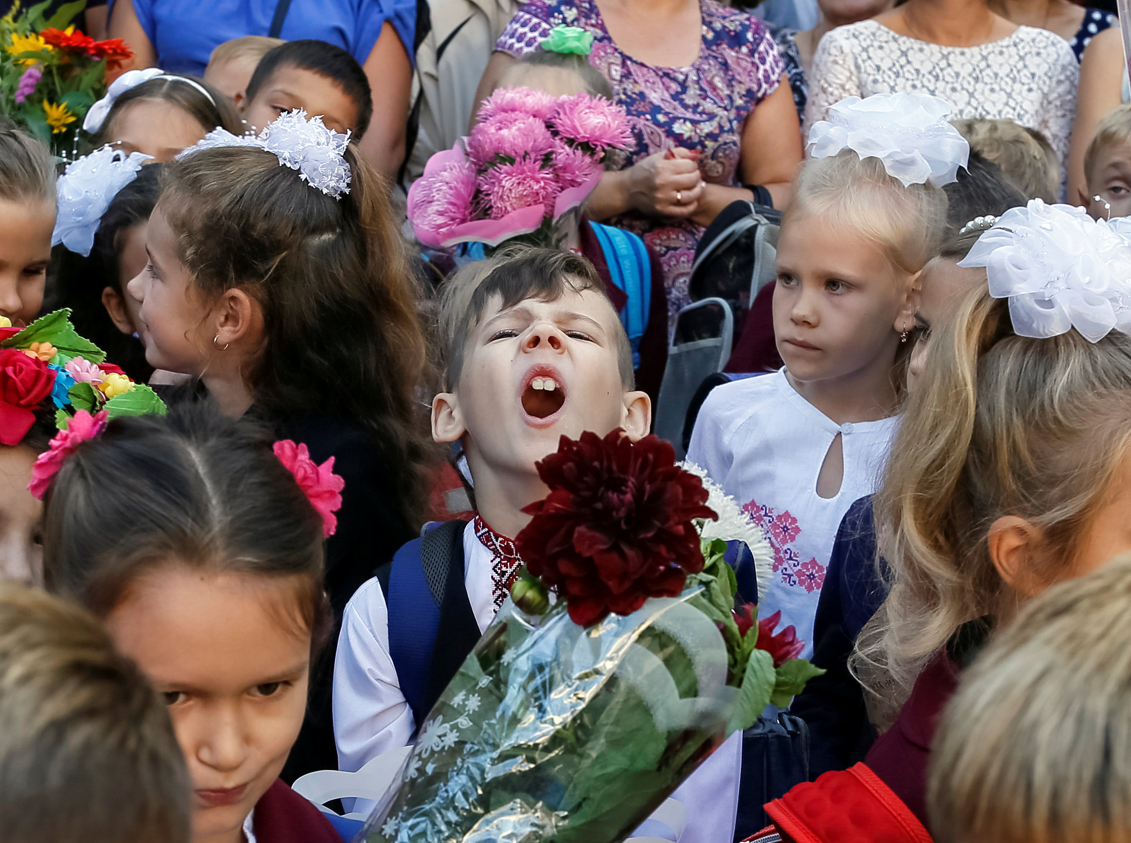 Смешные школьники. Школьники на линейке. Первоклашки на линейке. Первоклассницы на линейке. Школьная линейка в школе.