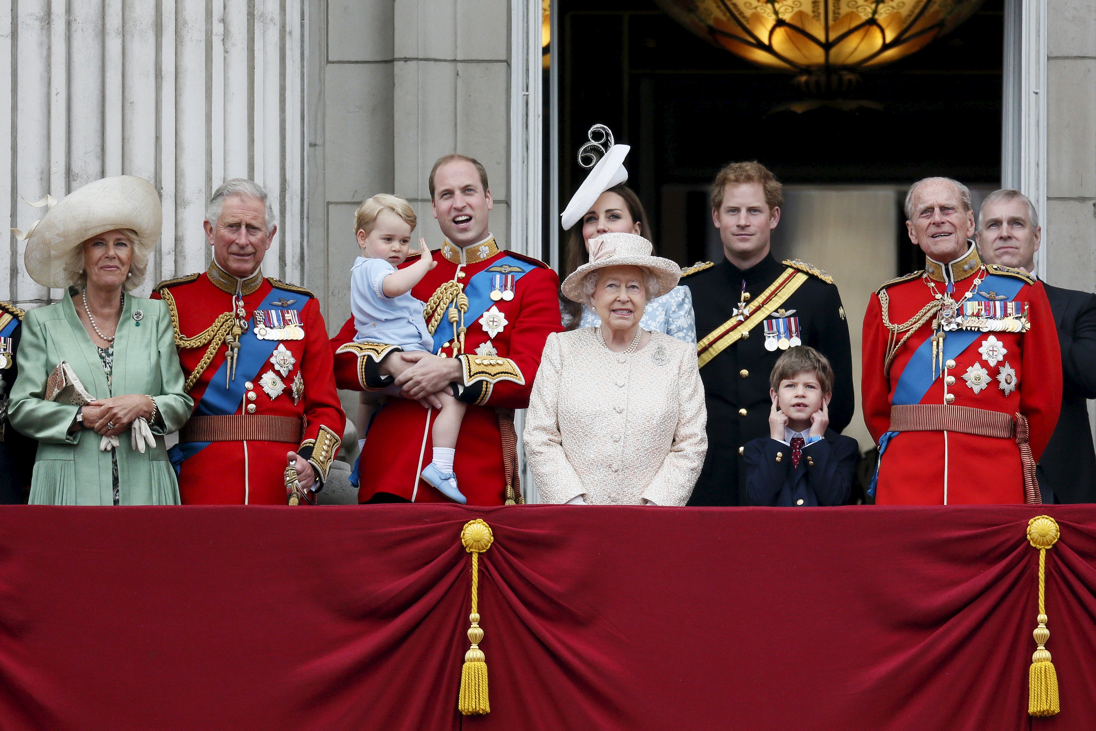 Кто умер в королевской семье. Букингемский дворец Королевская семья. Королевская Династия Великобритании. Королевская семья Елизаветы 2.