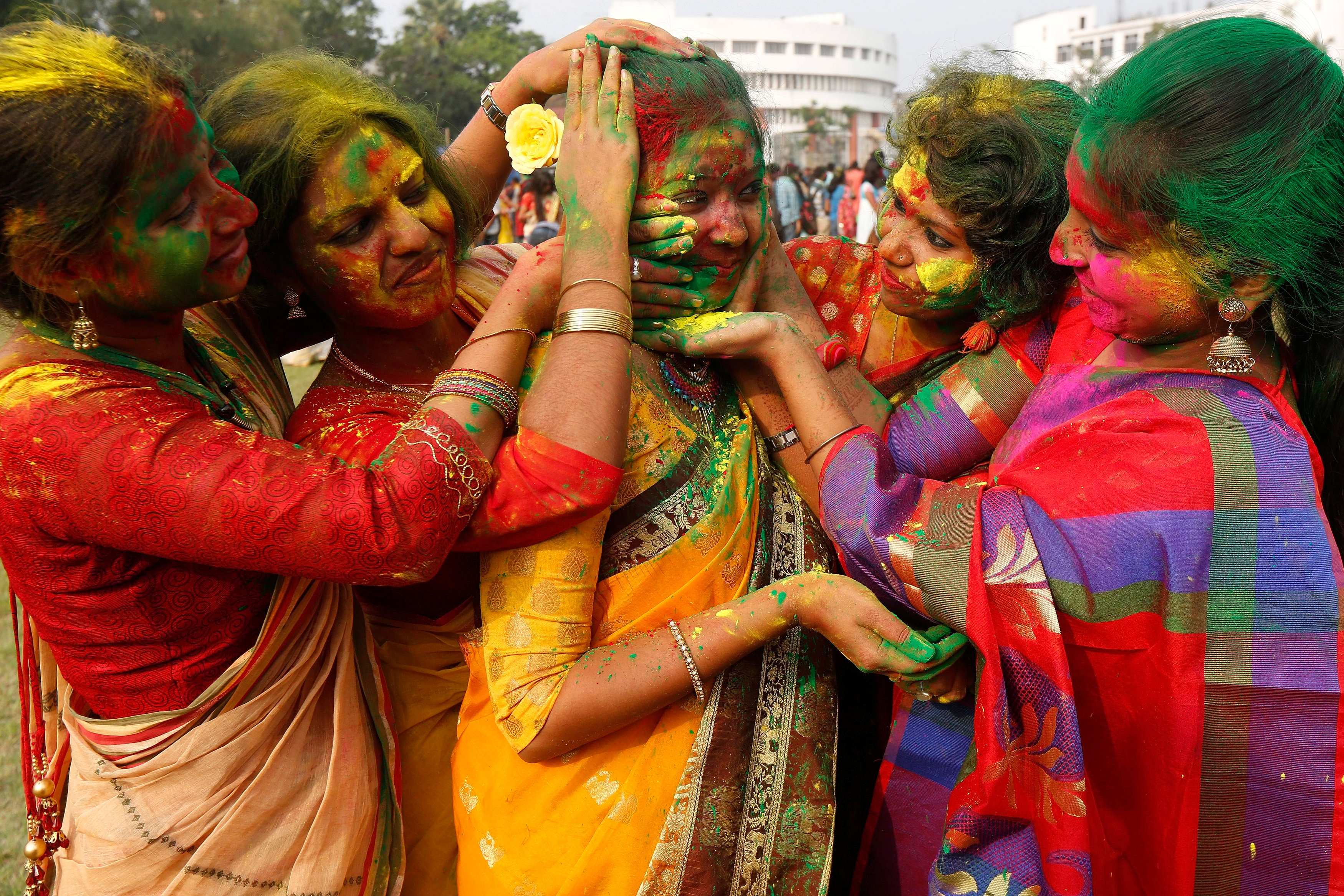Какого цвета индия. Фестиваль Холи в Индии. Happy Holi в Индии. Индийский праздник красок Холи.