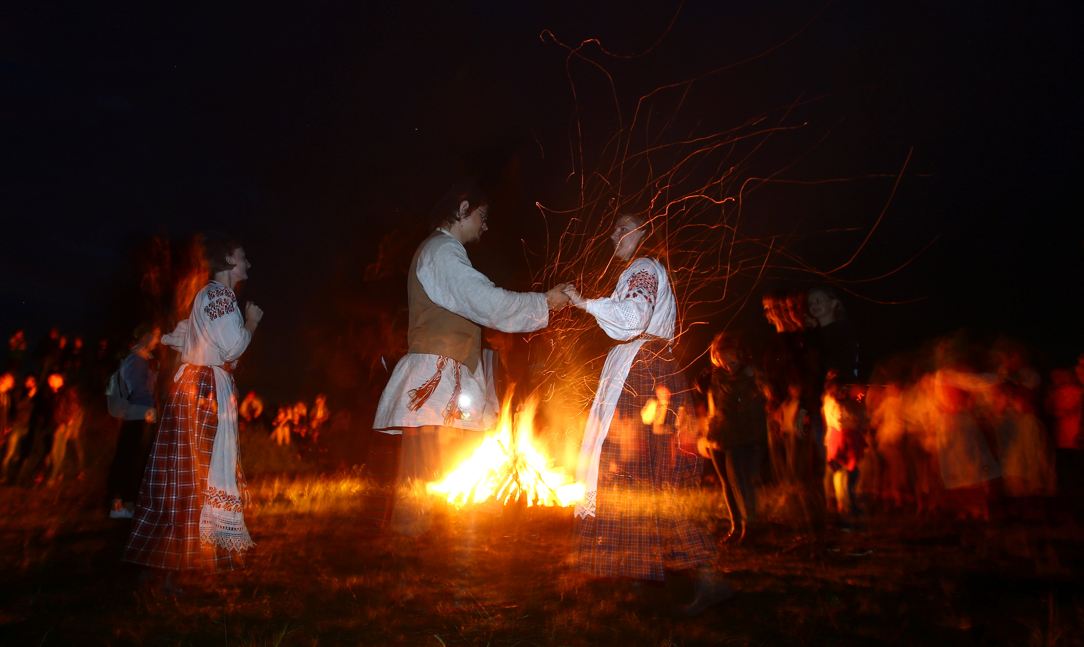 Люди греют руки у костра. ночное время | Премиум Фото | Bonfire night, Bonfire, Night time