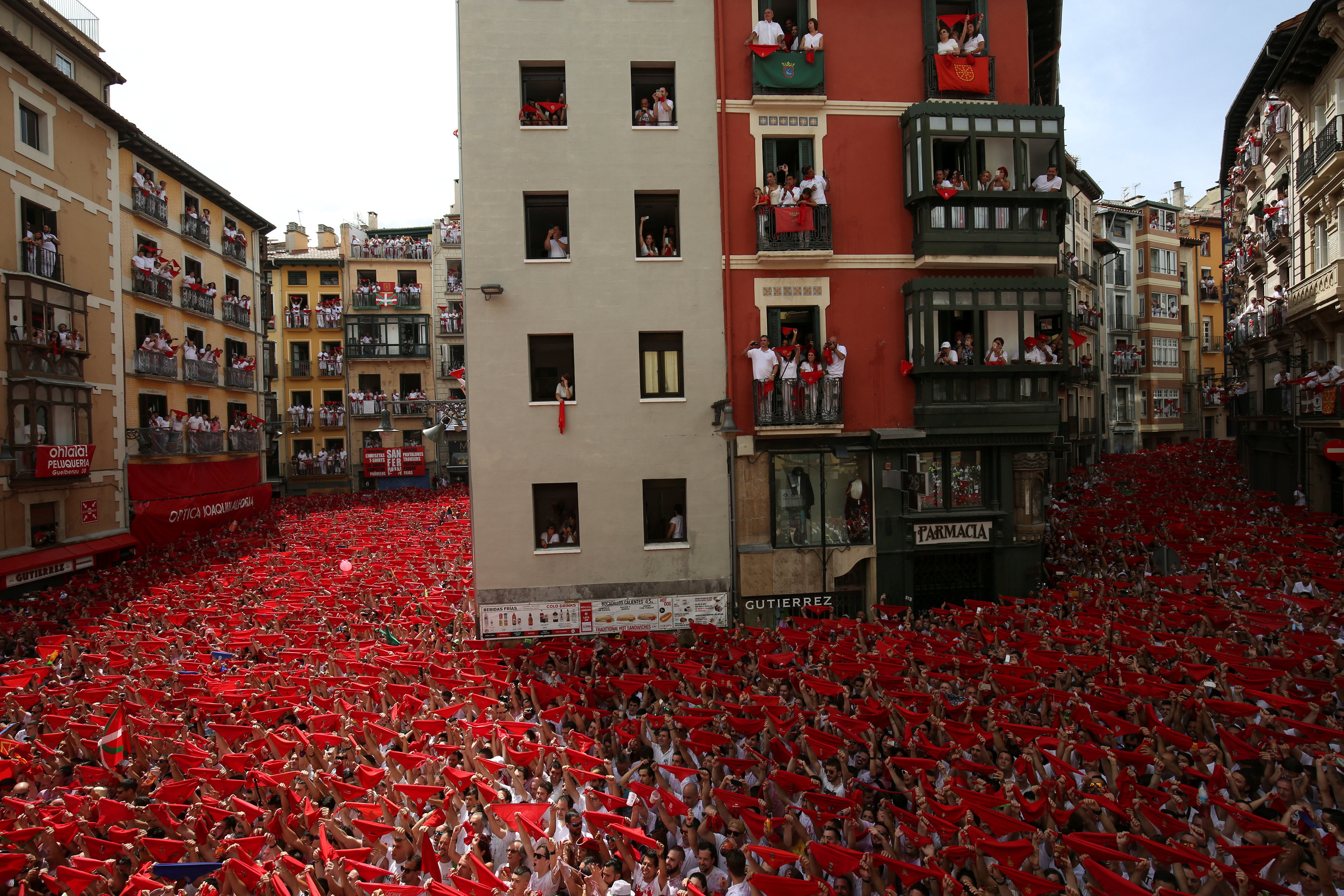 Памплона испания область. Pamplona Испания. Сан-Фермин в Испании праздник.