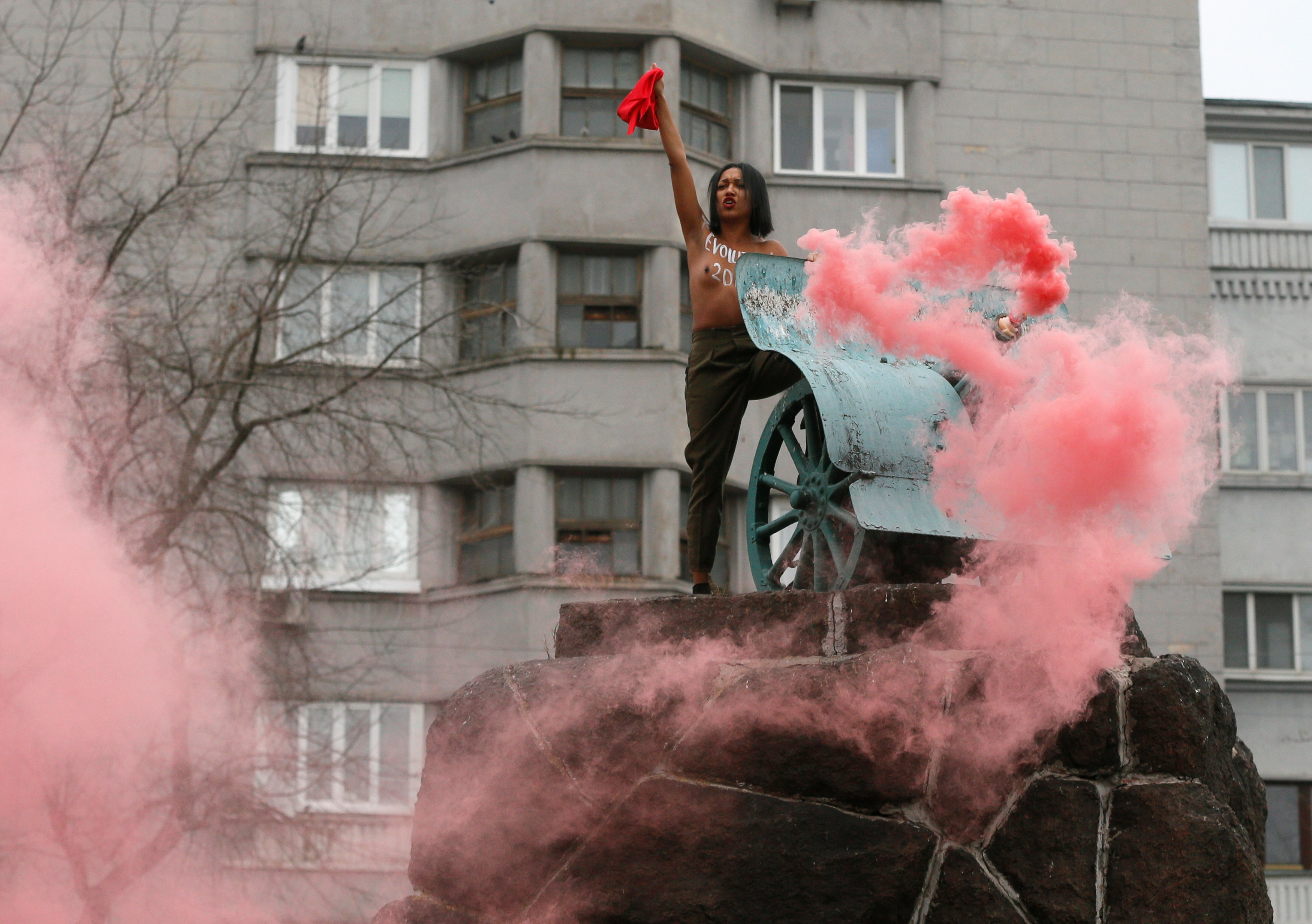 Голая активистка FEMEN - Новости на KP.UA