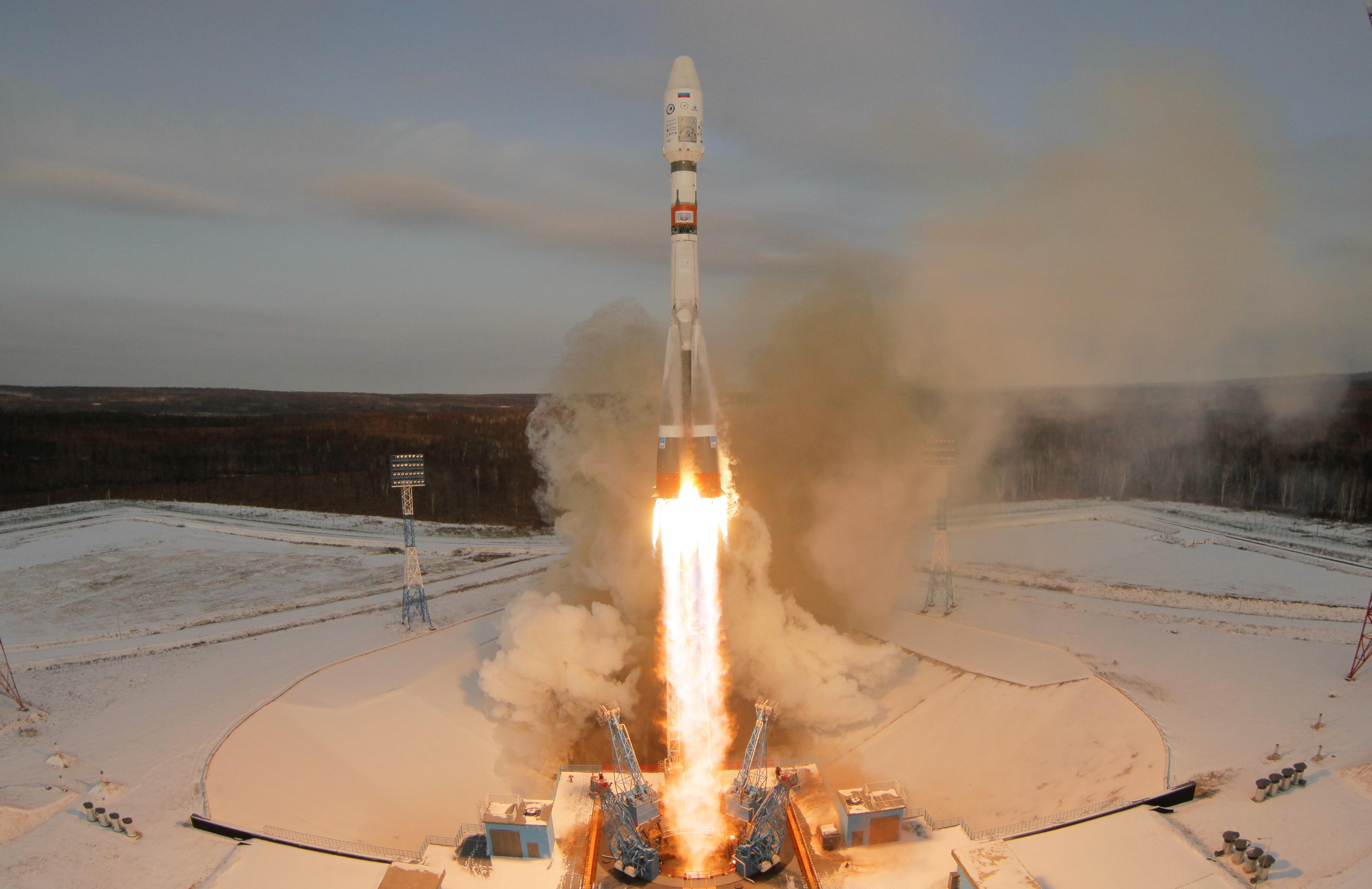 Ракета со. Лунная ракета Енисей. Запуск Российской ракеты. Ракета на космодроме. Неудачный запуск ракеты.