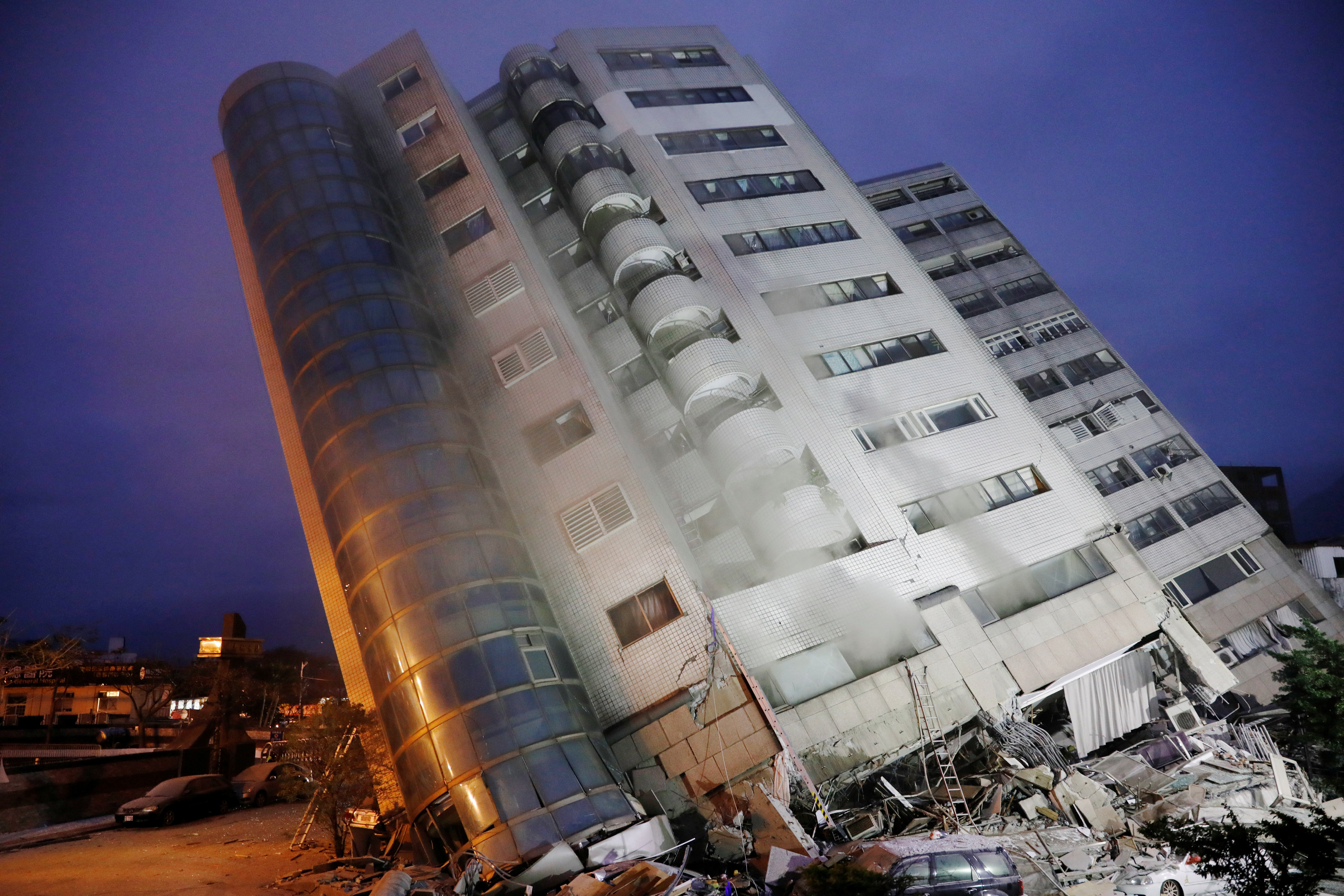 Тайвань после землетрясения. Крушение здания. Падающий дом. Повреждение и разрушение зданий. Землетрясение в здании.