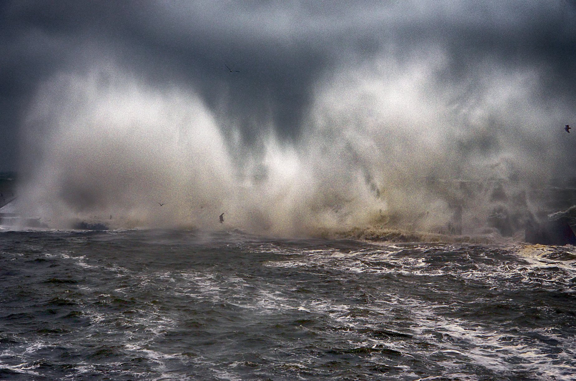 Семей шторм. Шторм на Азовском море. Азовское море штормит. Сильный шторм на Азовском море. Азовское море волны.
