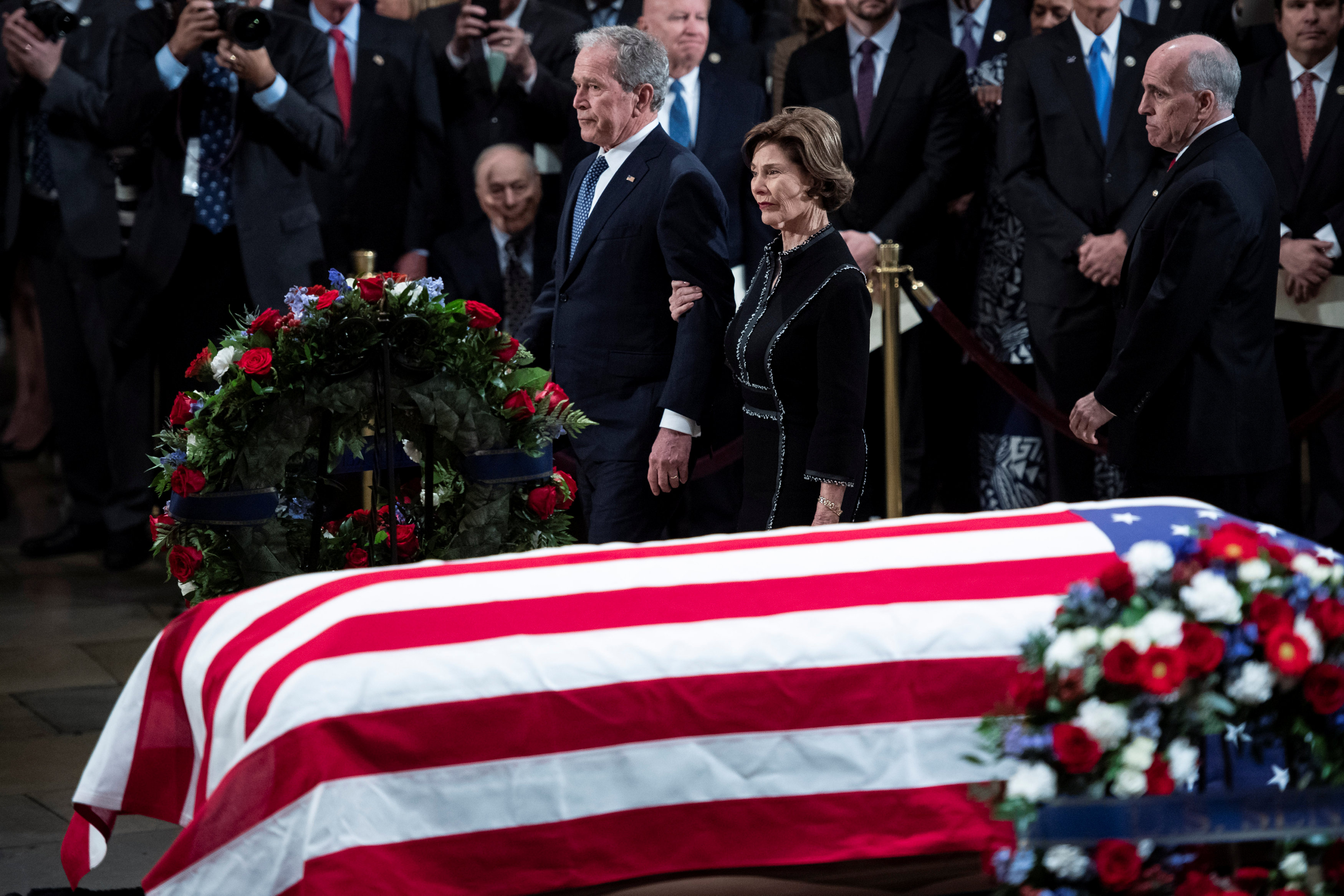 Похорони президента. Могила Джорджа Буша старшего. Могила Джорджа Буша. Джордж Герберт Уокер Буш похороны. Джордж Буш старший похороны.