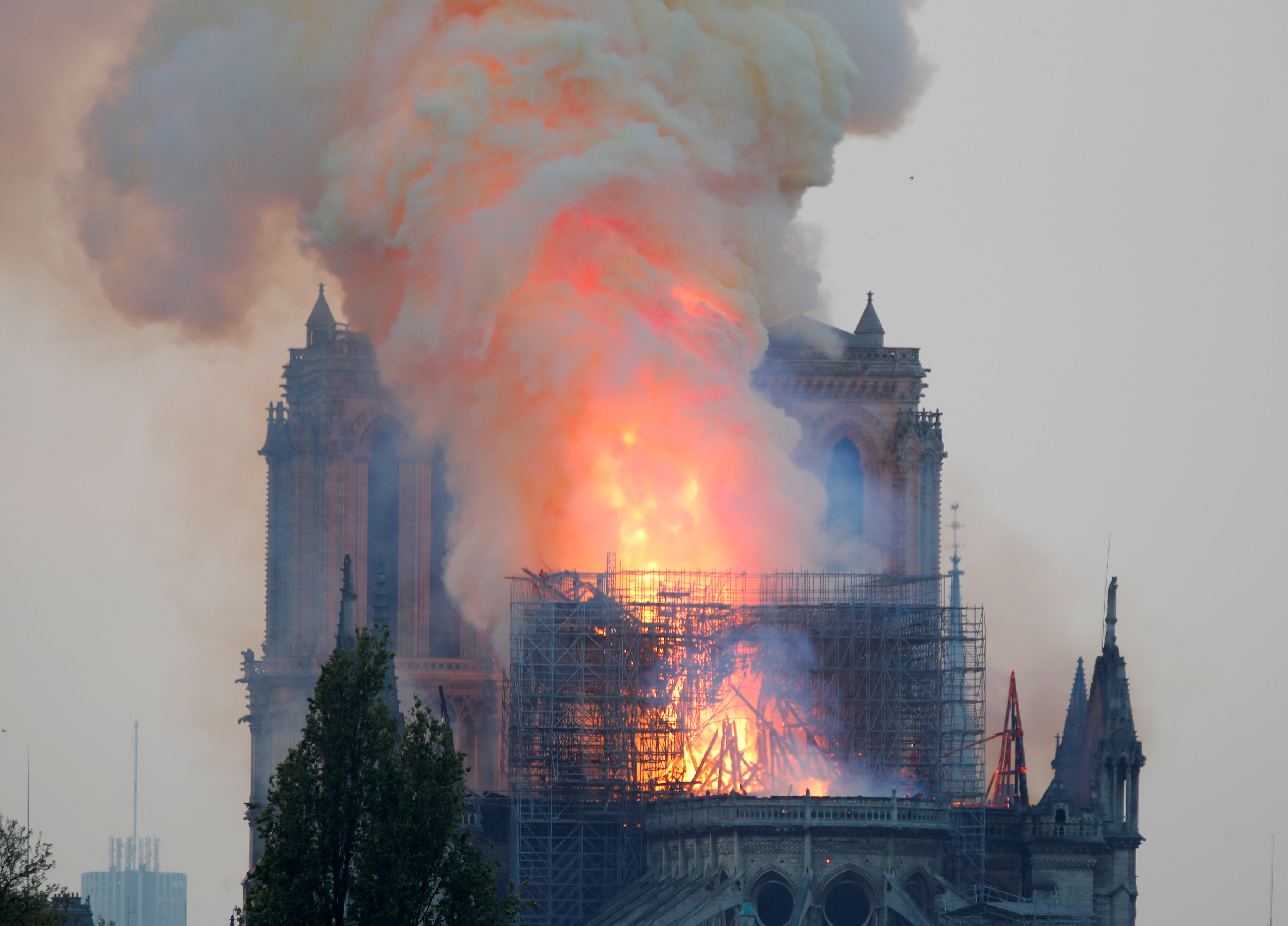 Почему нотр дам. Пожар в соборе Парижской Богоматери (2019).