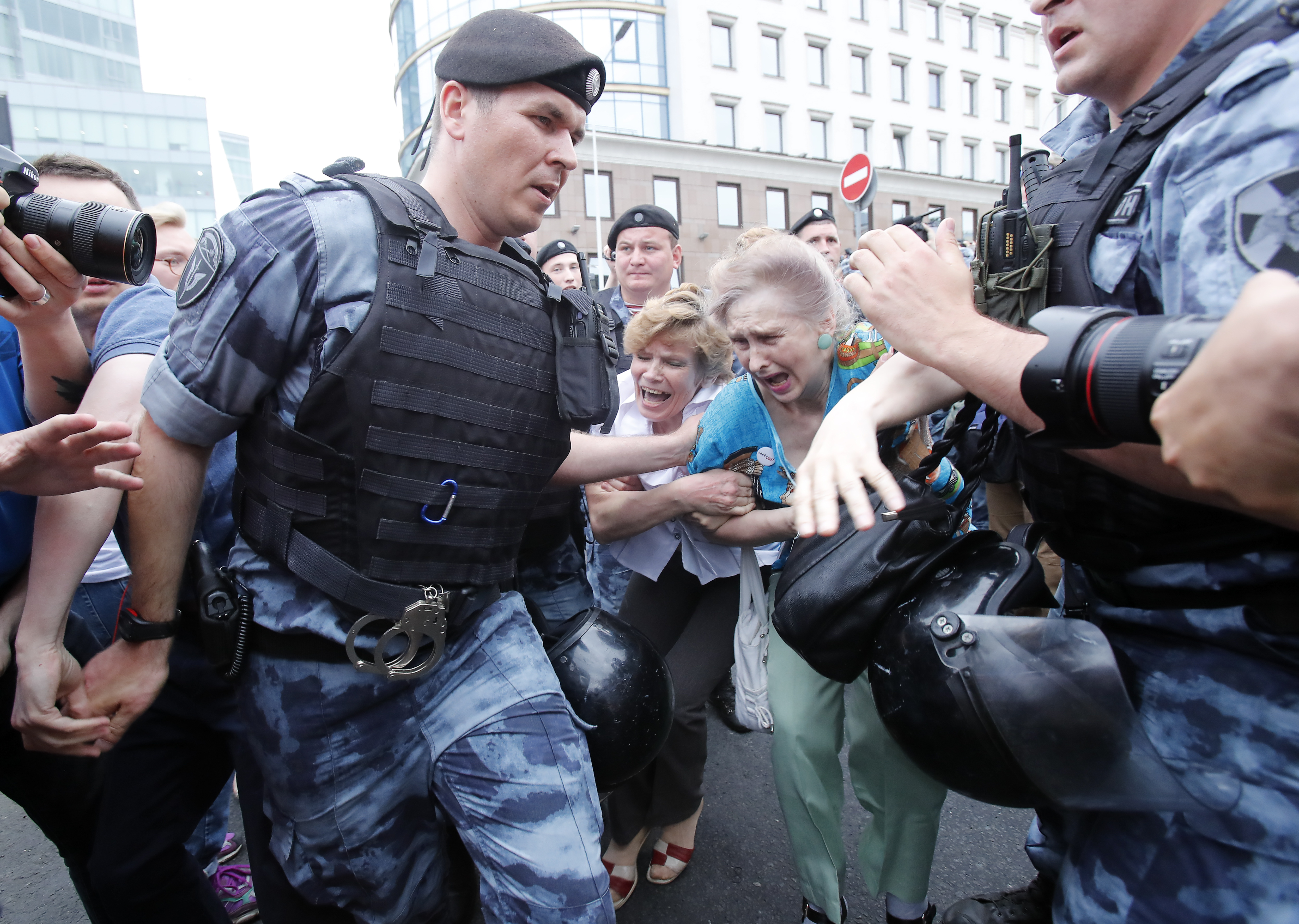 Политика дубинки. Зелимхан Бициев. Задержание на митинге в Москве. Полицейские на митинге в Москве.