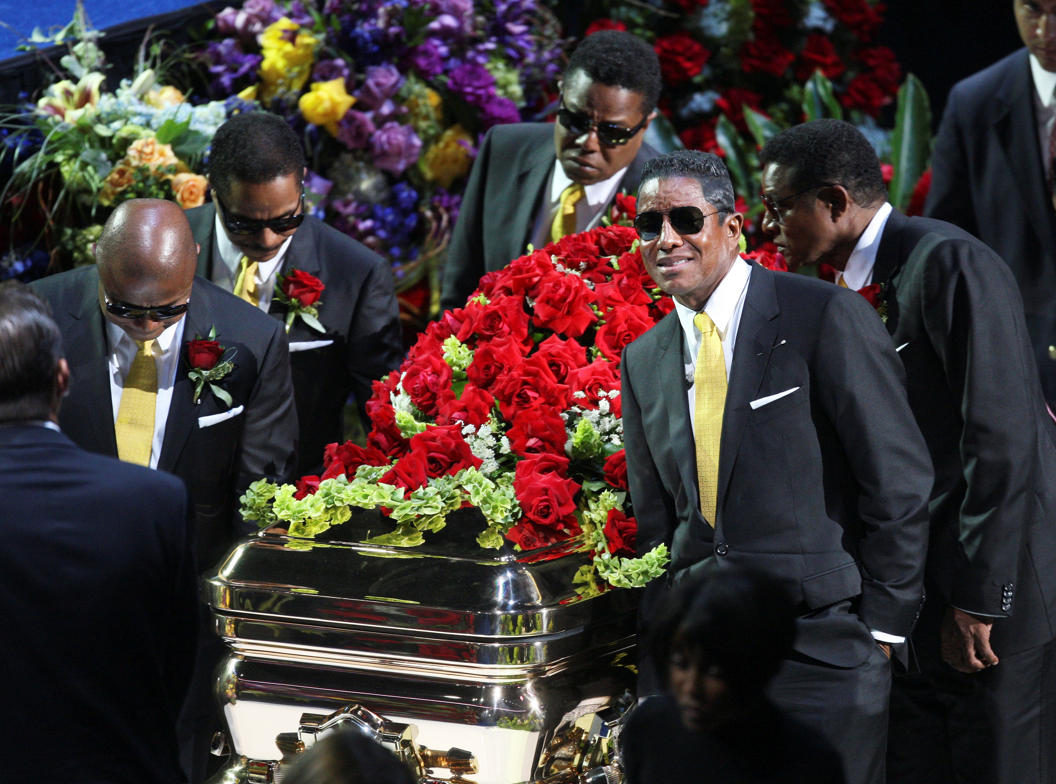 На похороны каких родственников. Похороны Майкла Джексона в гробу. Могила Майкла Джексона. Похороны Майлка Дексона.