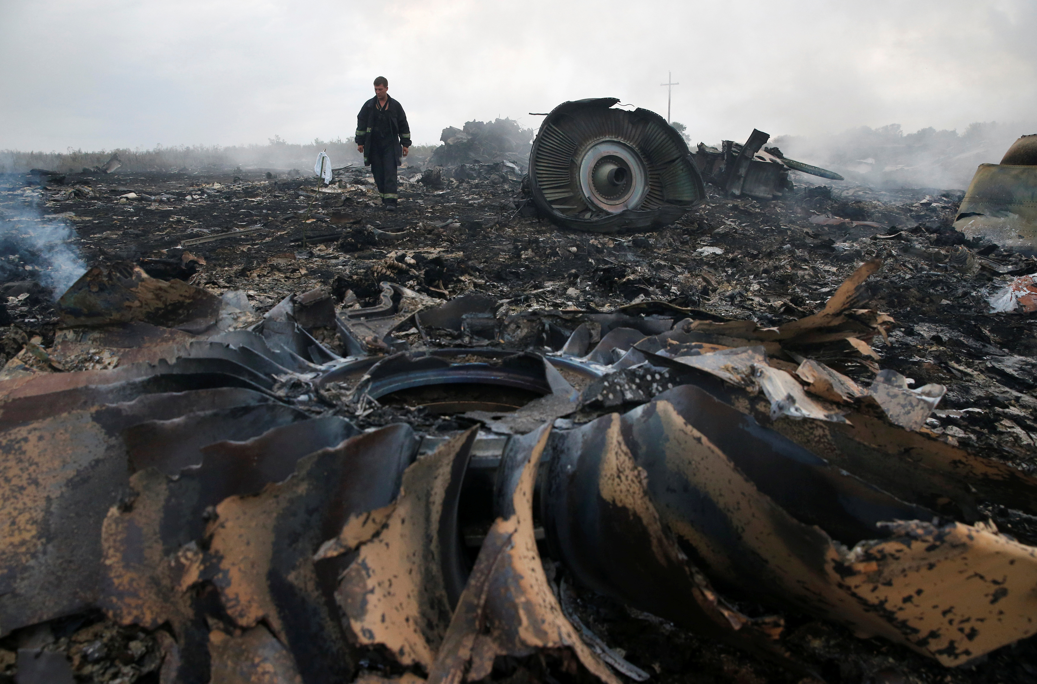Крушение дело. Катастрофа в Украине Боинг 777. Крушение малайзийского Boeing 777 над Донбассом. Катастрофа Боинг 777 мн17.