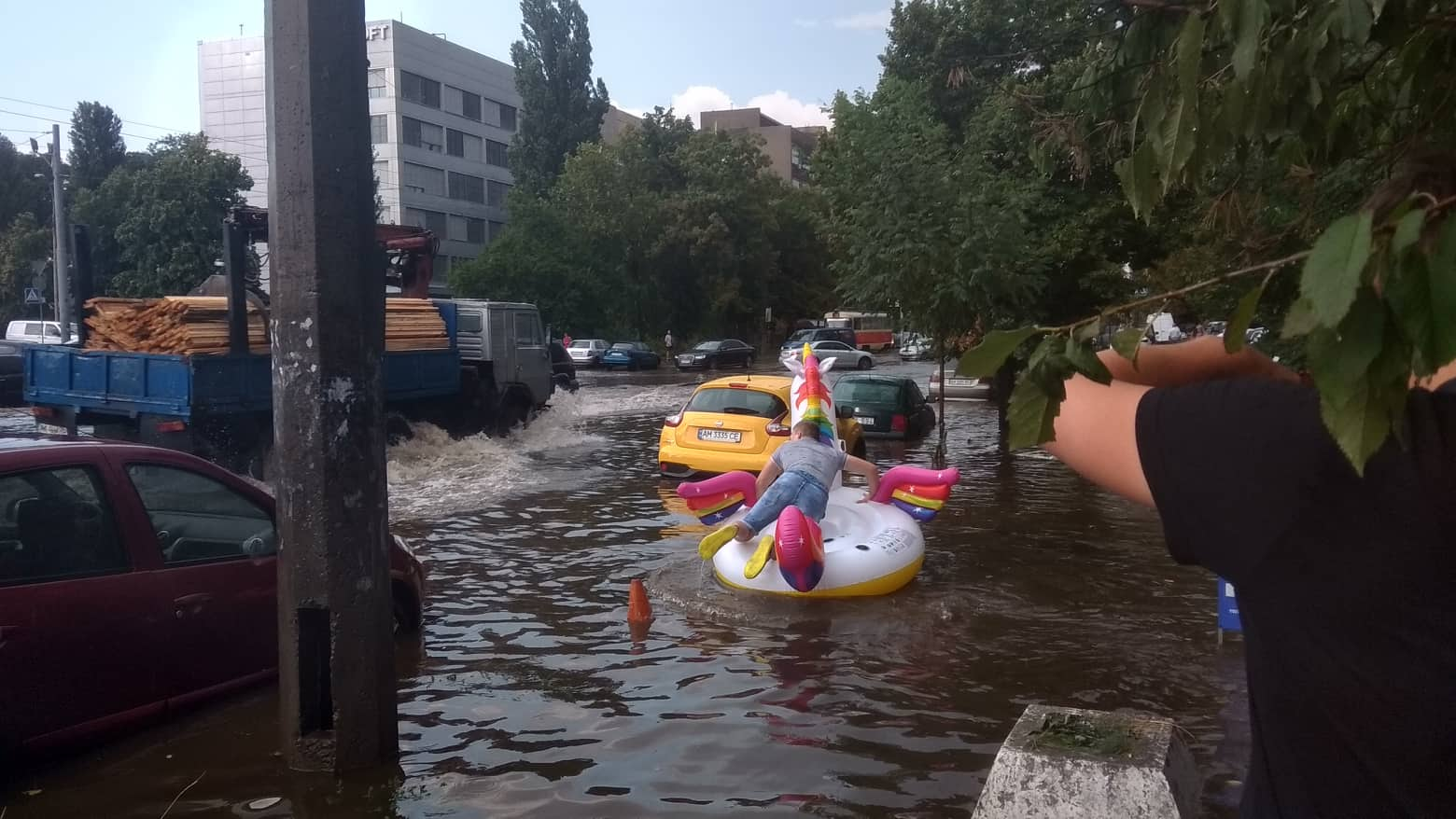 Метро в киеве затопило. Киев затопило. Потоп в Киеве. Ливень в Киеве сегодня. Дождь в Киеве.