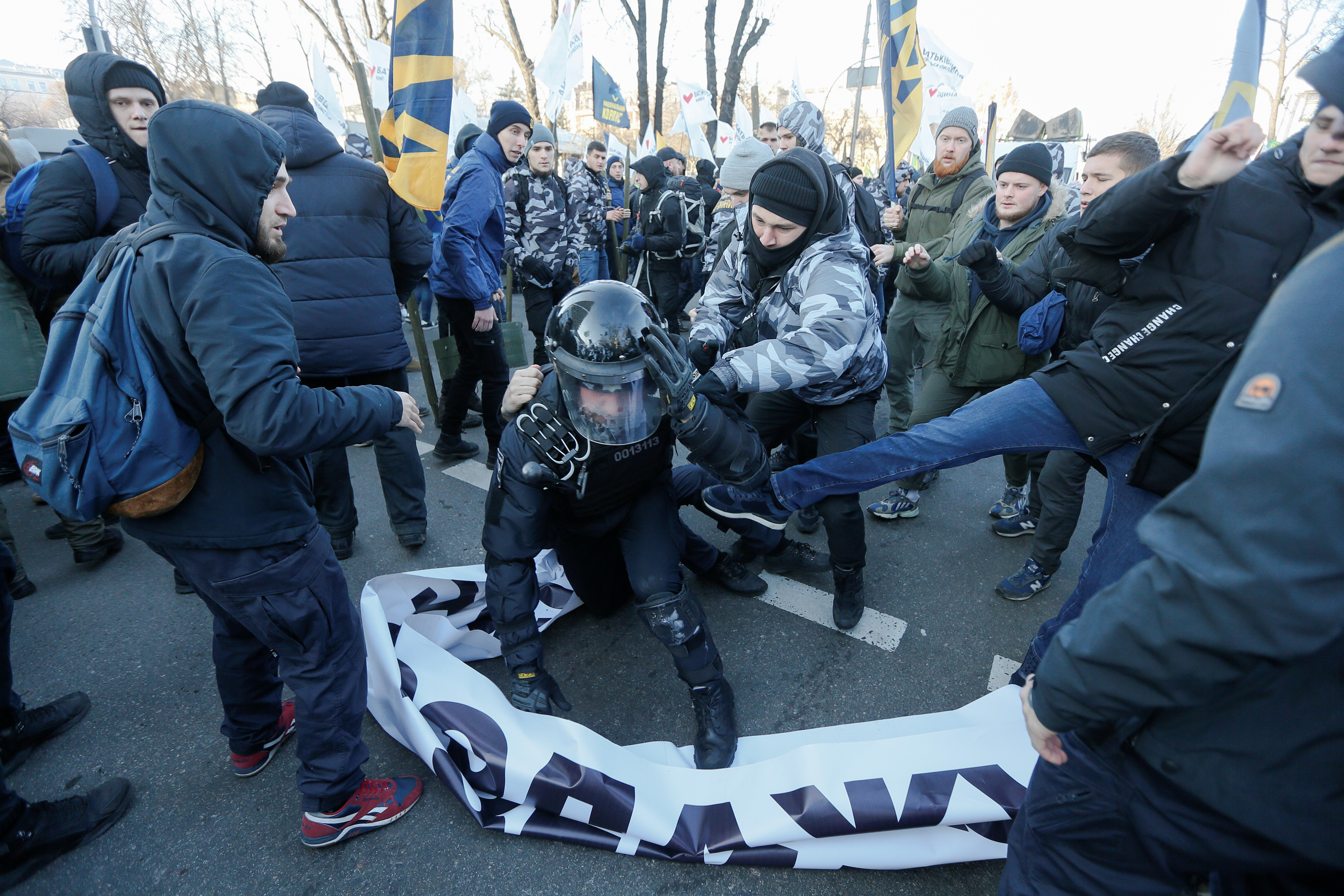 Украинцев призывают. Титушки Украина 2013.