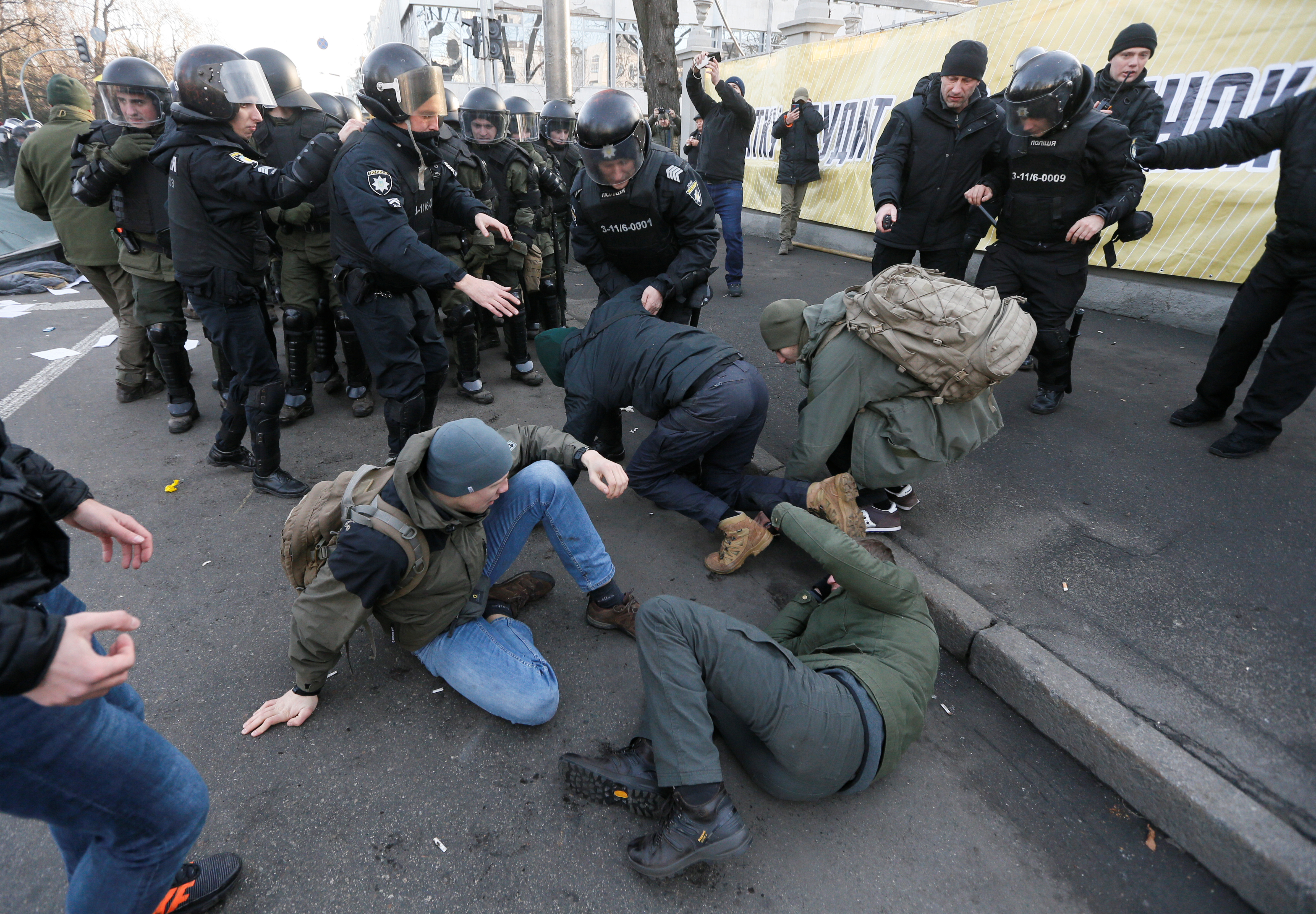 Что происходит на украине сегодня последние. Стычки полиции с митингующими. Протесты в Украине сейчас. Задержание протестующих в Киеве.