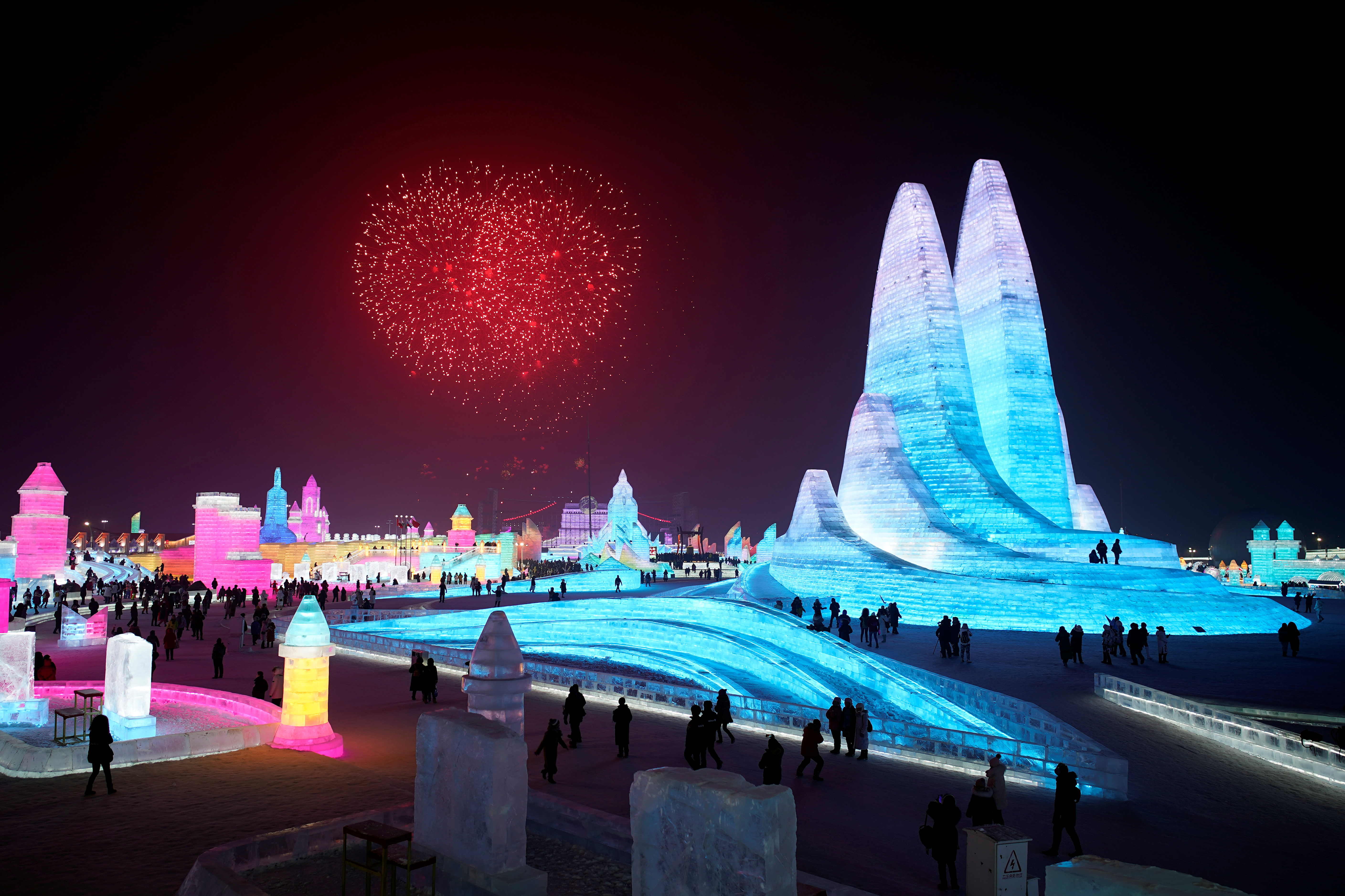Ледовое г. Харбин Ice Festival. Харбин Китай ледяной город 2020. Ледяной городок в Китае Харбин. Харбин фестиваль льда и снега 2020.